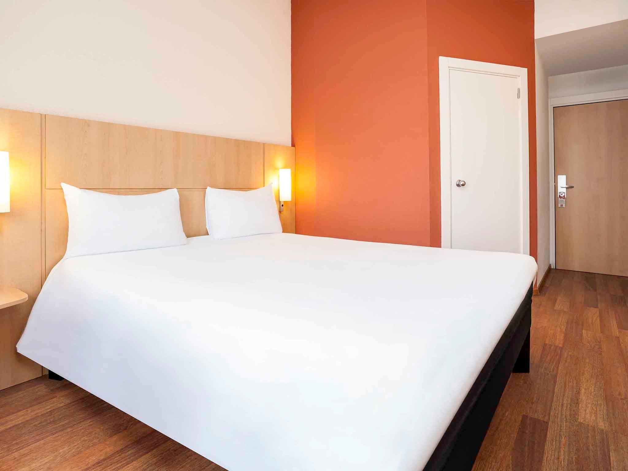 Room for one or two persons equipped with the n ew bedding