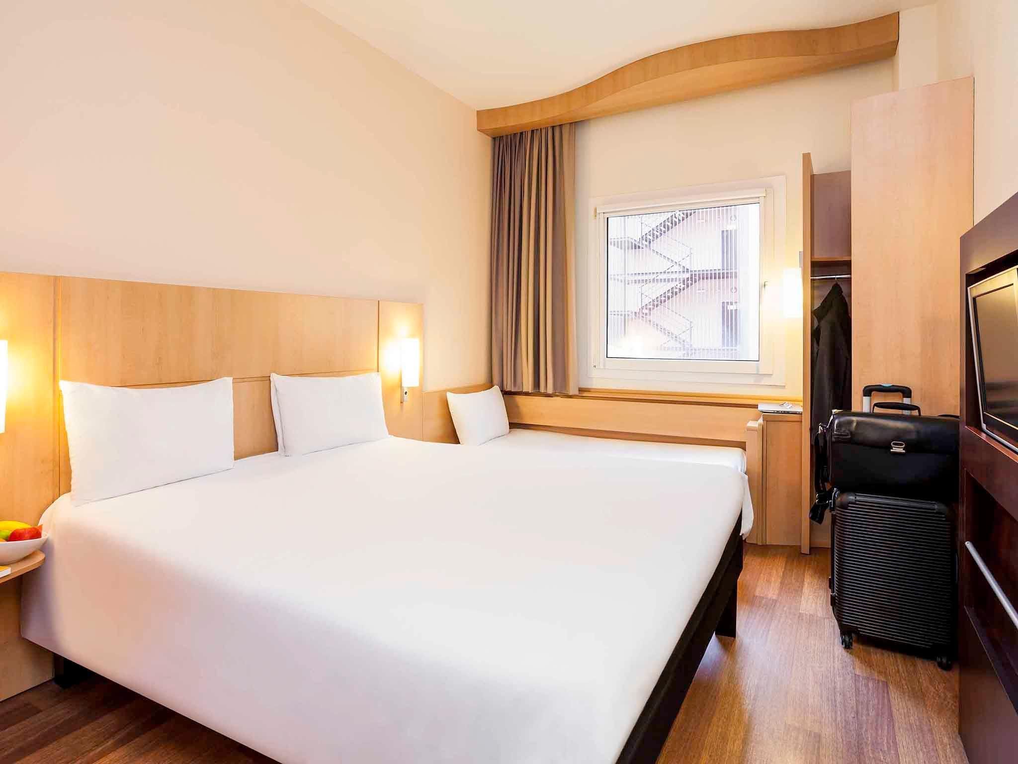 Room with 1 double bed + 1 extra bed equipped w ith the new bedding