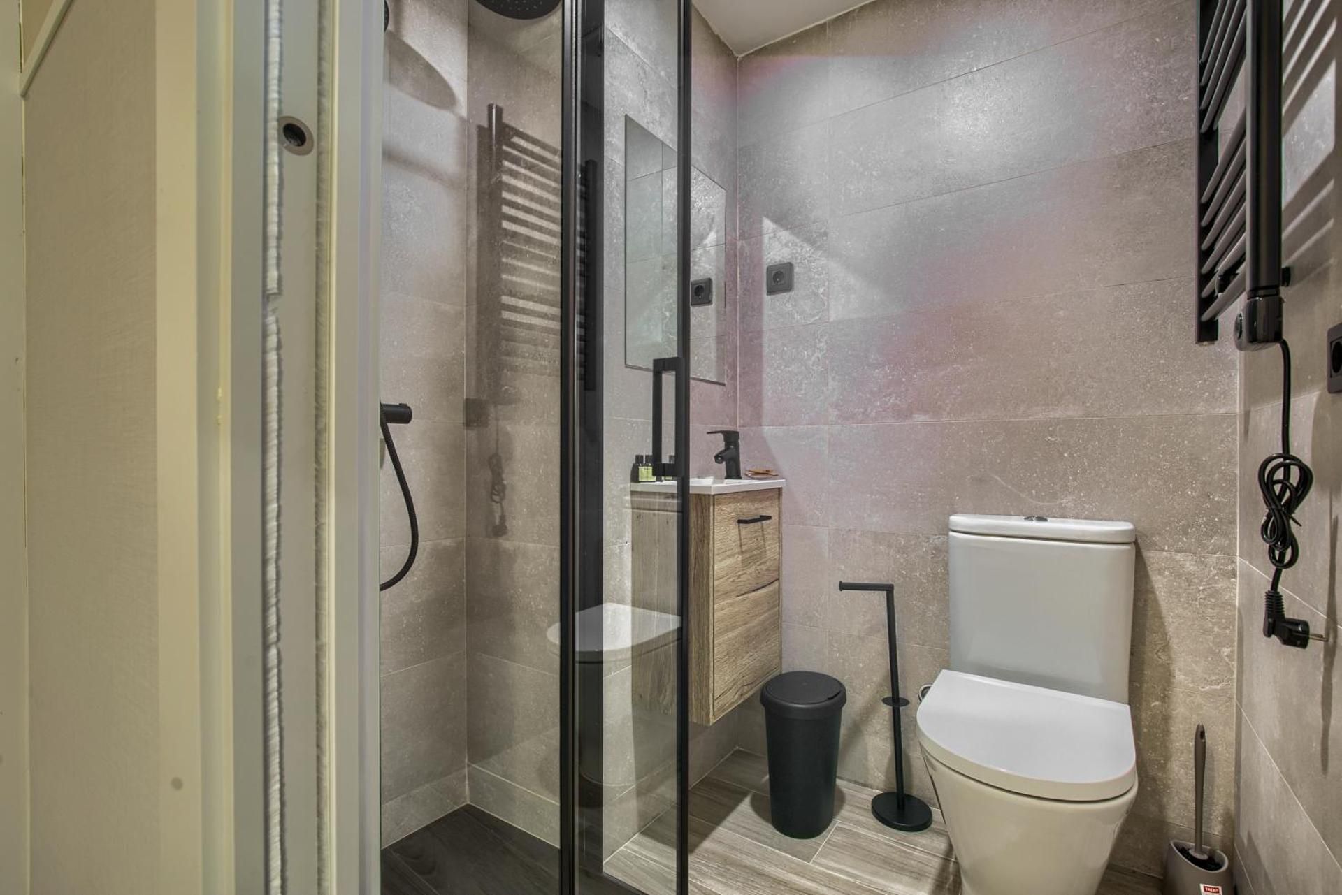 Dobo Madrid B90 Standard Double Room 2