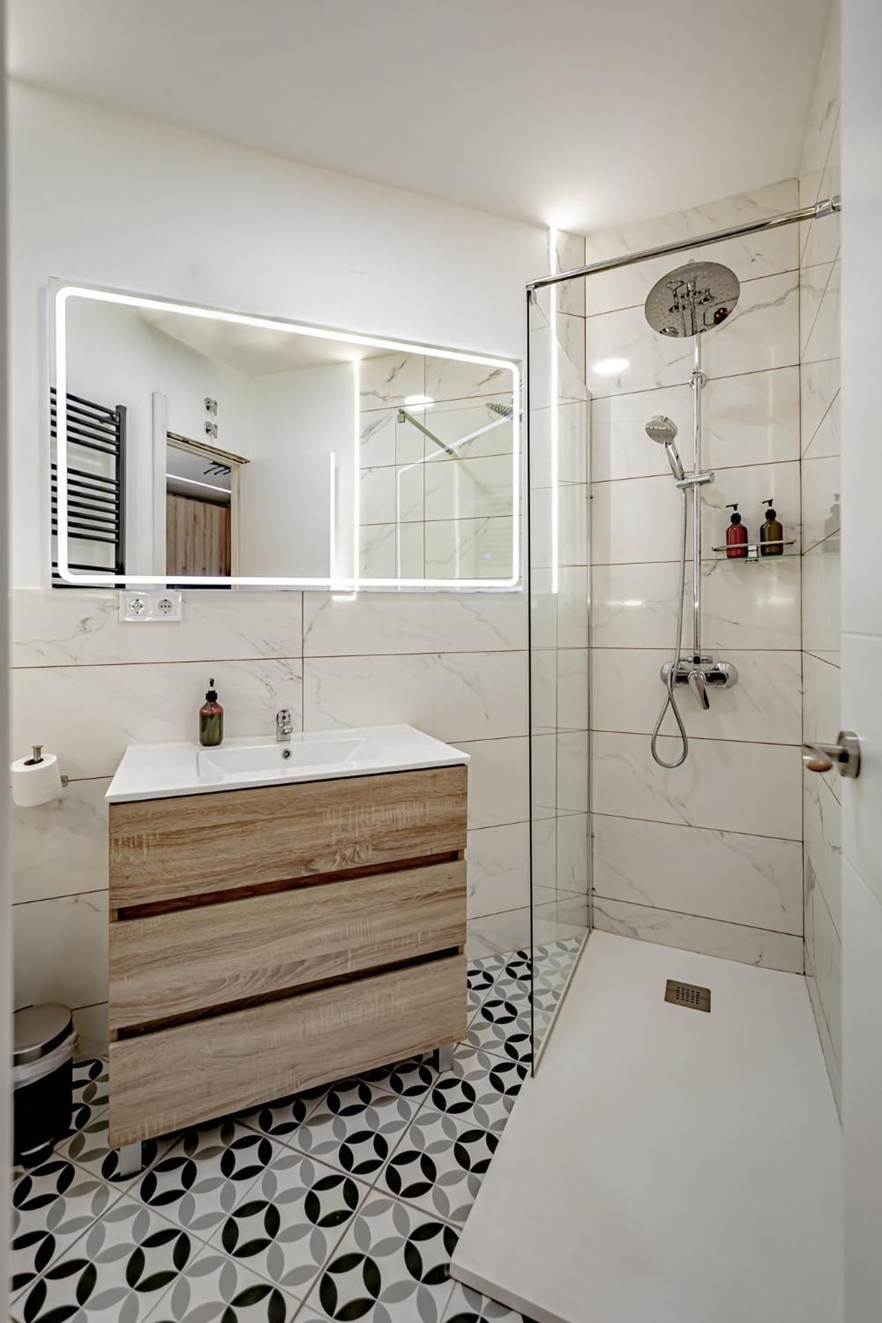 Apartment with Shower