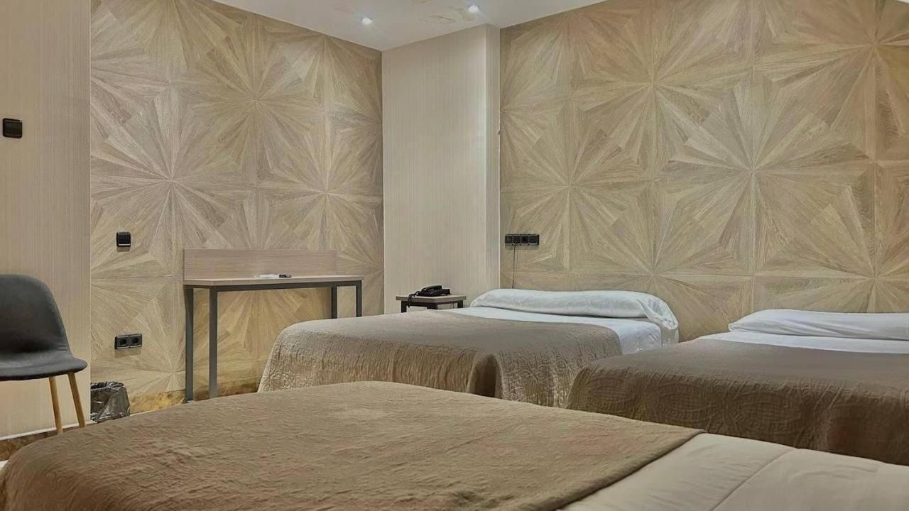 Deluxe Room (2 Adults + 1 Child)