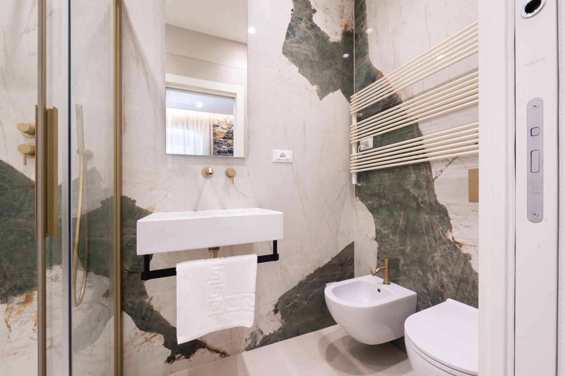 Queen Room with Spa Bath