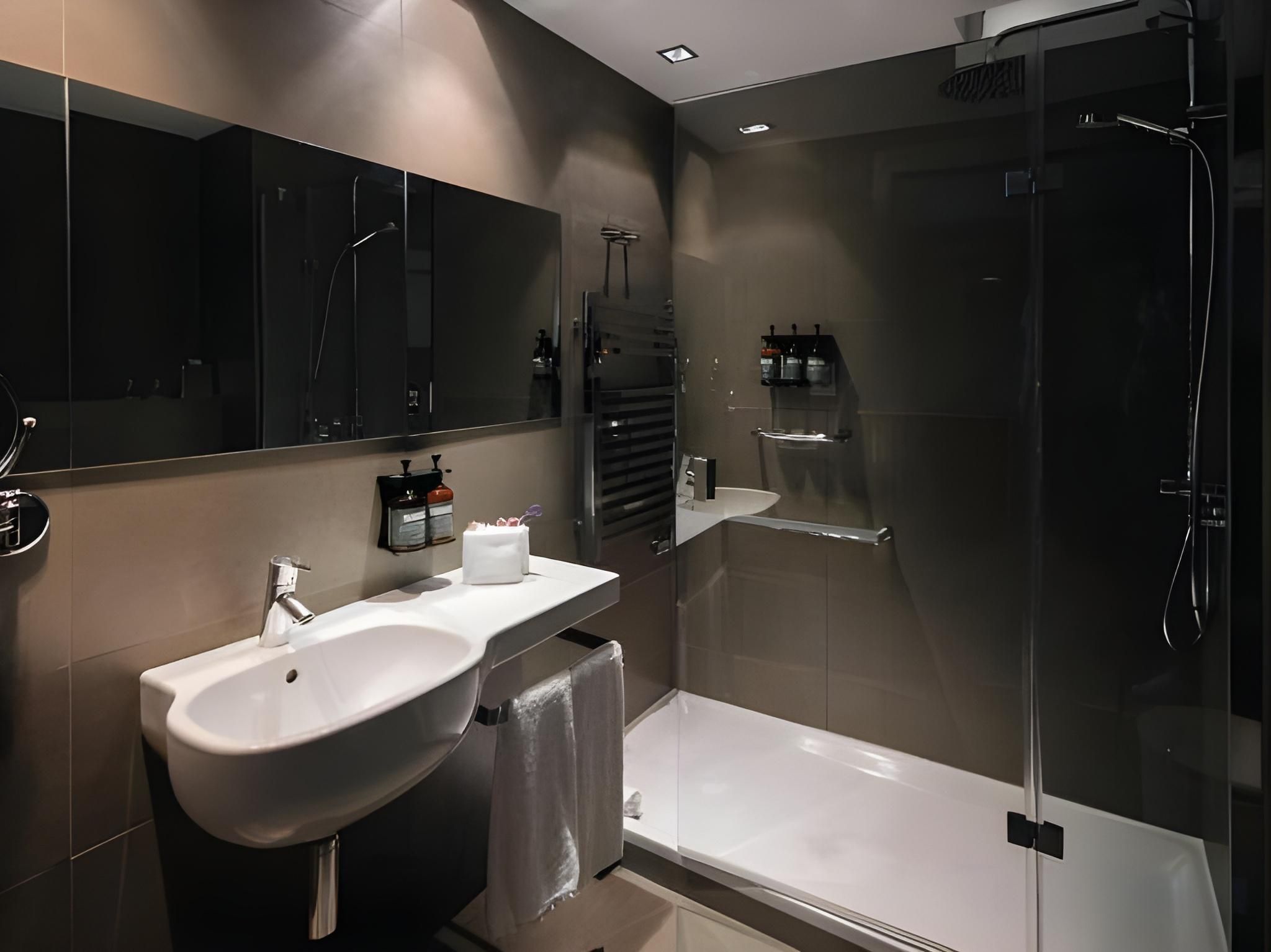 1 Queen Standard Accessible