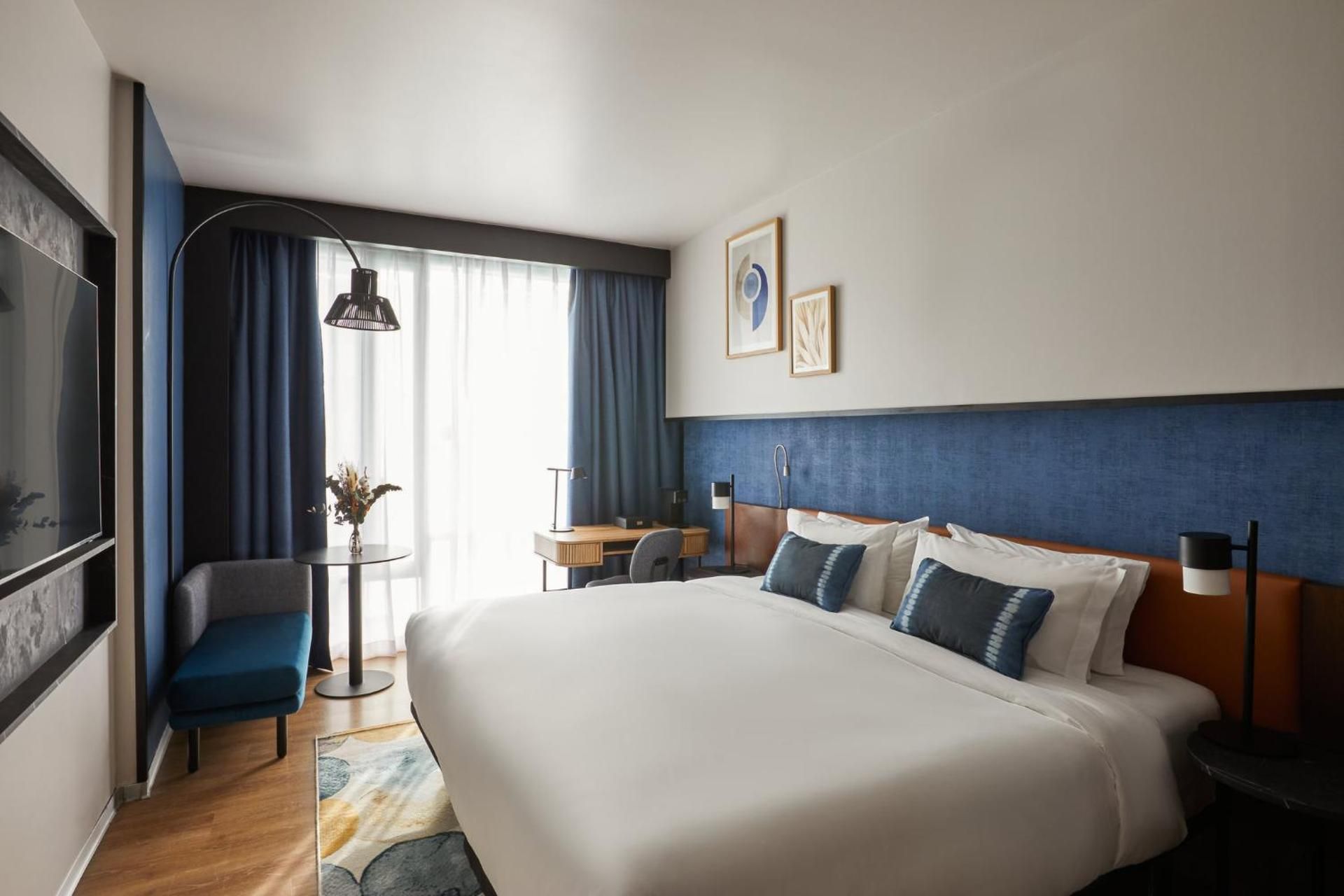 1 King Junior Suite Sofa Bed