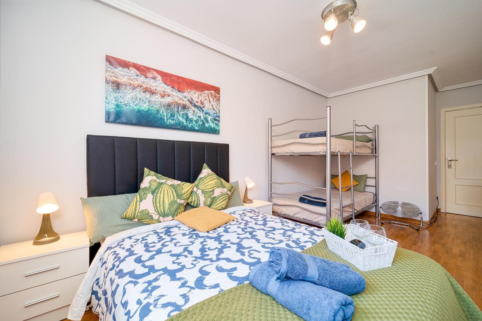 L Casa Cafe Madrid El plantio Calle segundo anca 11 madrid 28023 Family Room with Shared Bathroom