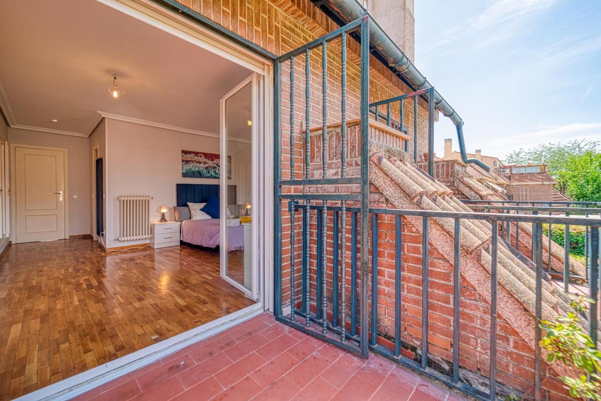 L Casa Cafe Madrid El plantio Calle segundo anca 11 madrid 28023 Family Room with Private Bathroom 2