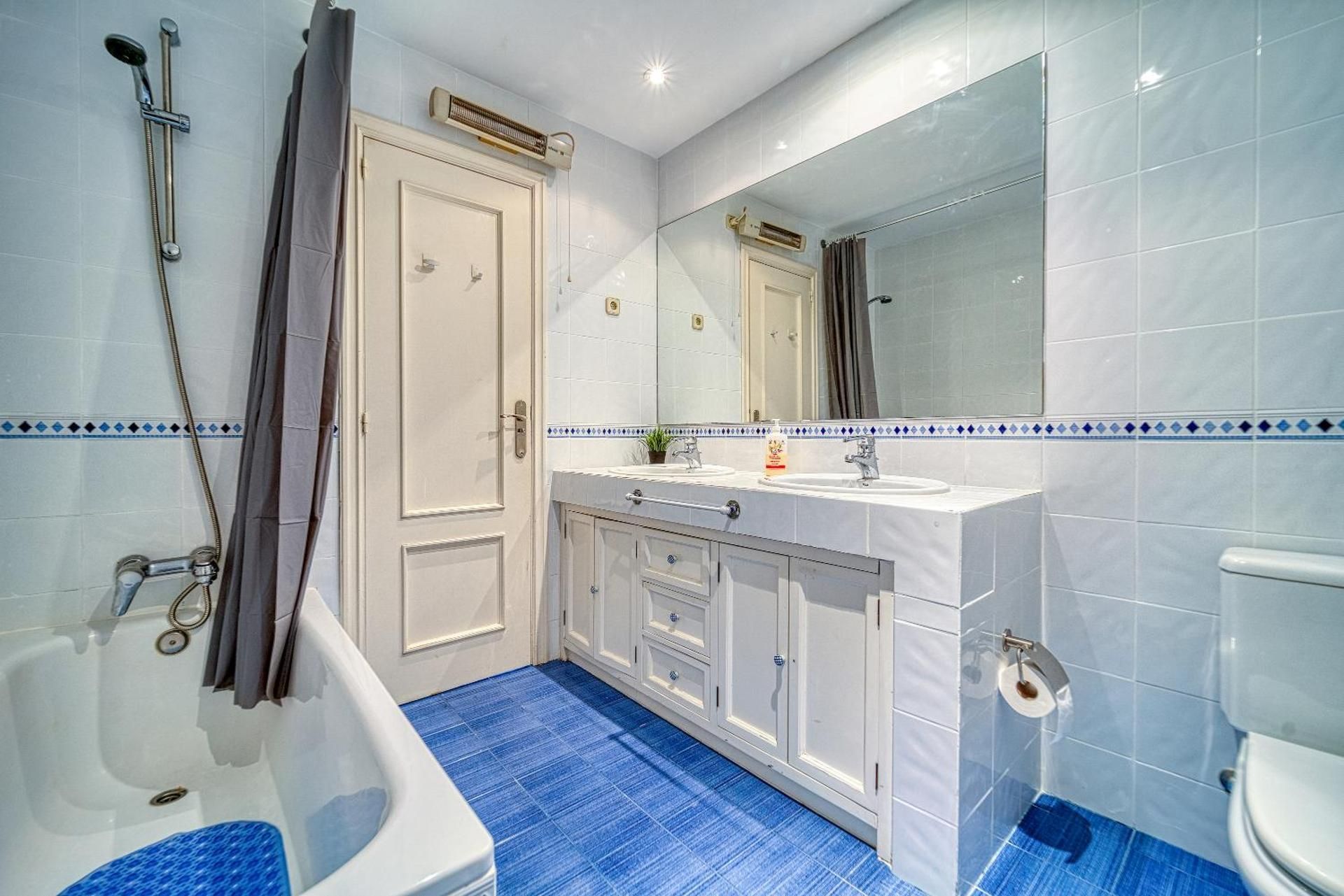 L Casa Cafe Madrid El plantio Calle segundo anca 11 madrid 28023 Family Room with Private Bathroom 3