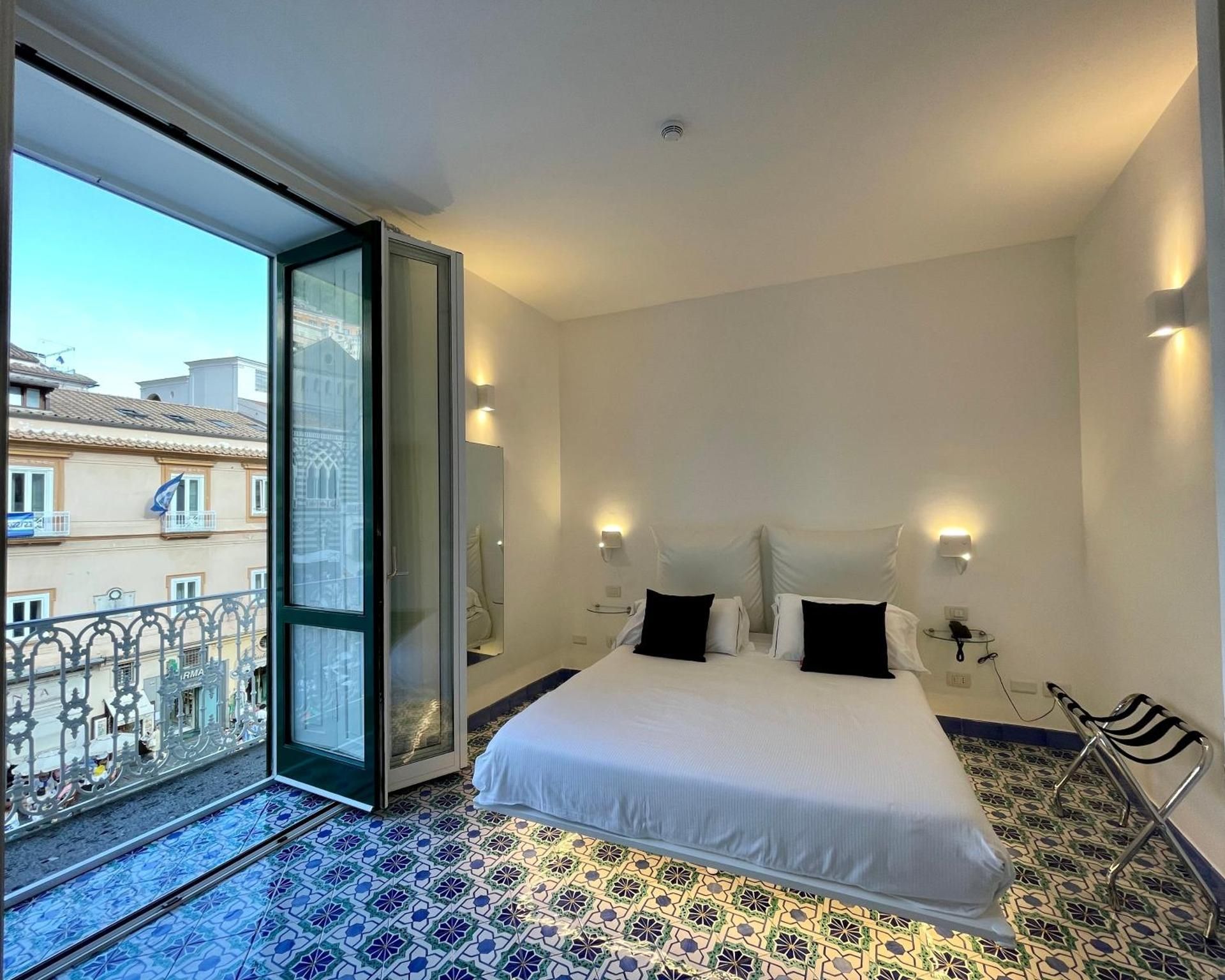 Hotel Centrale Amalfi Deluxe Double Room with Balcony and Cathedral View 2