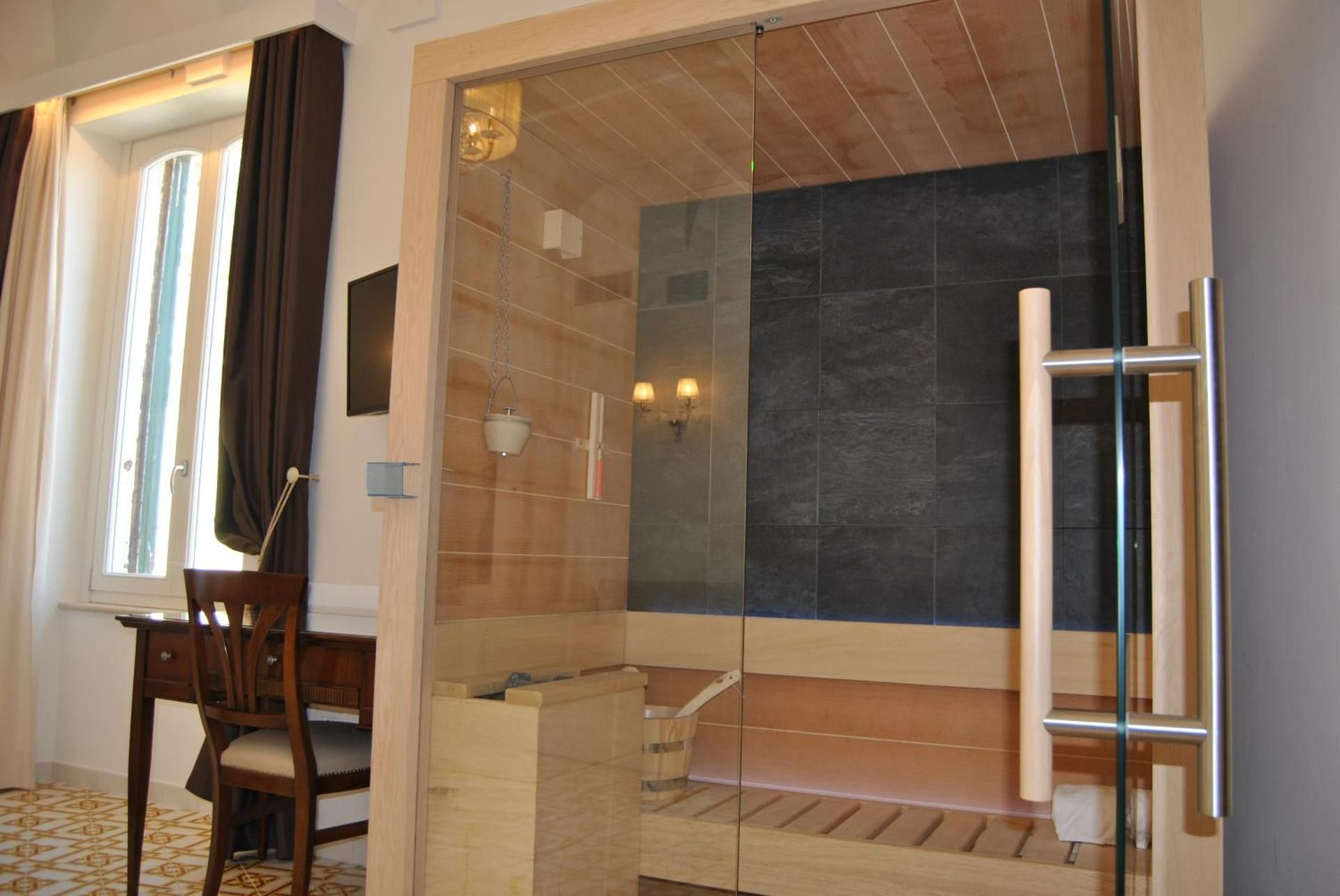 Deluxe King Suite