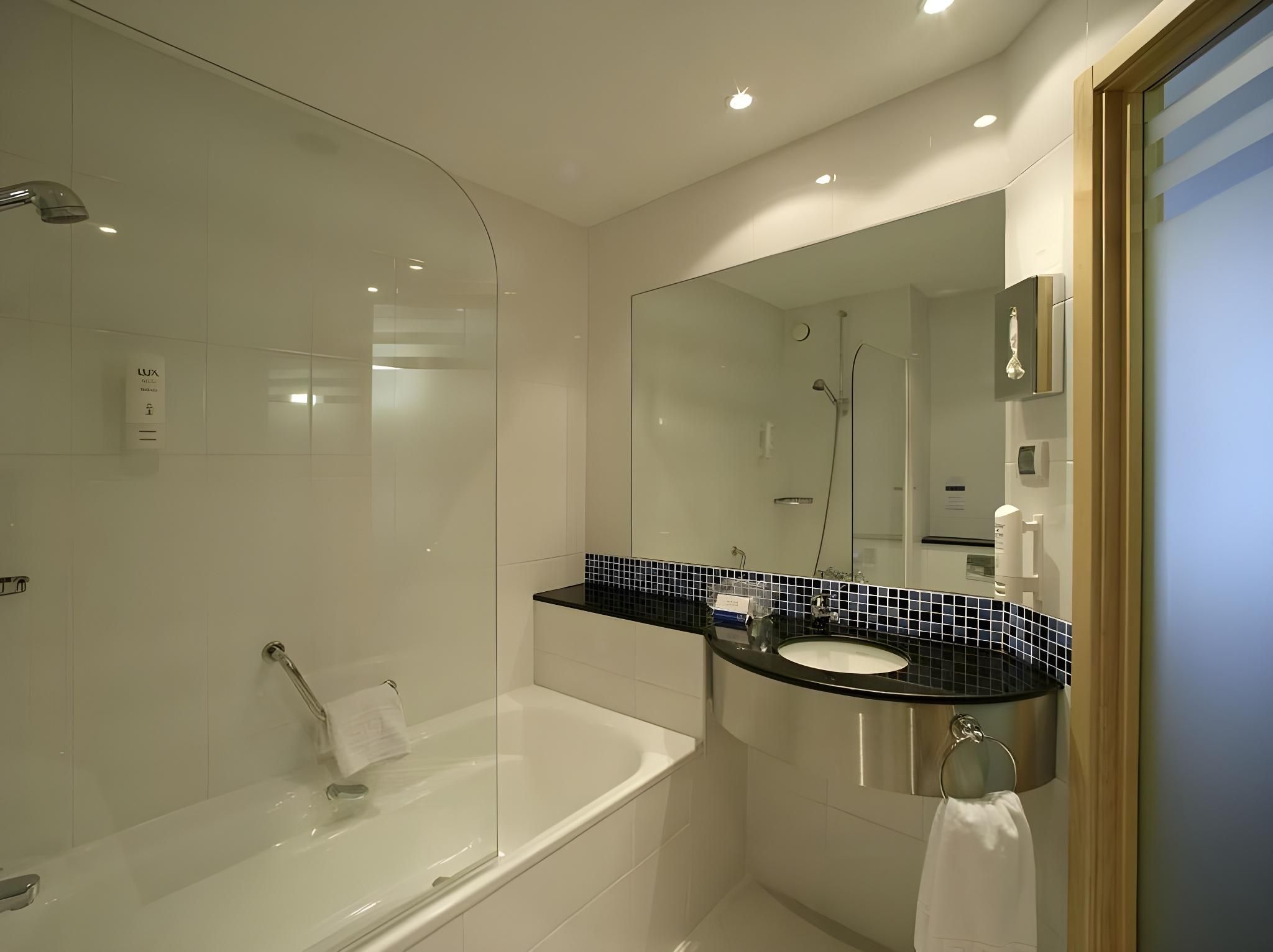 1 Queen Bed Standard Sofa Bed With Free Breakfast