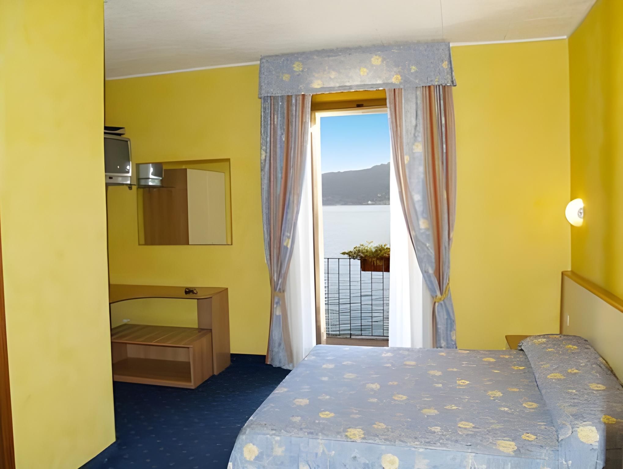 Triple Room with Balcony and Lake View