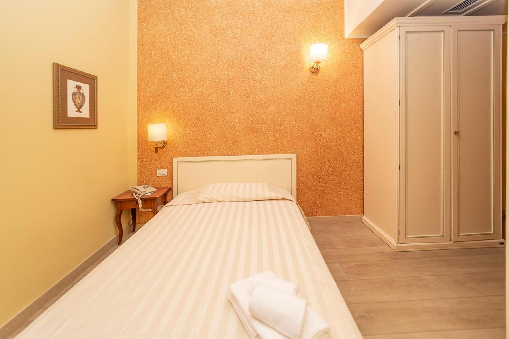 Deluxe Queen Room with Lake View