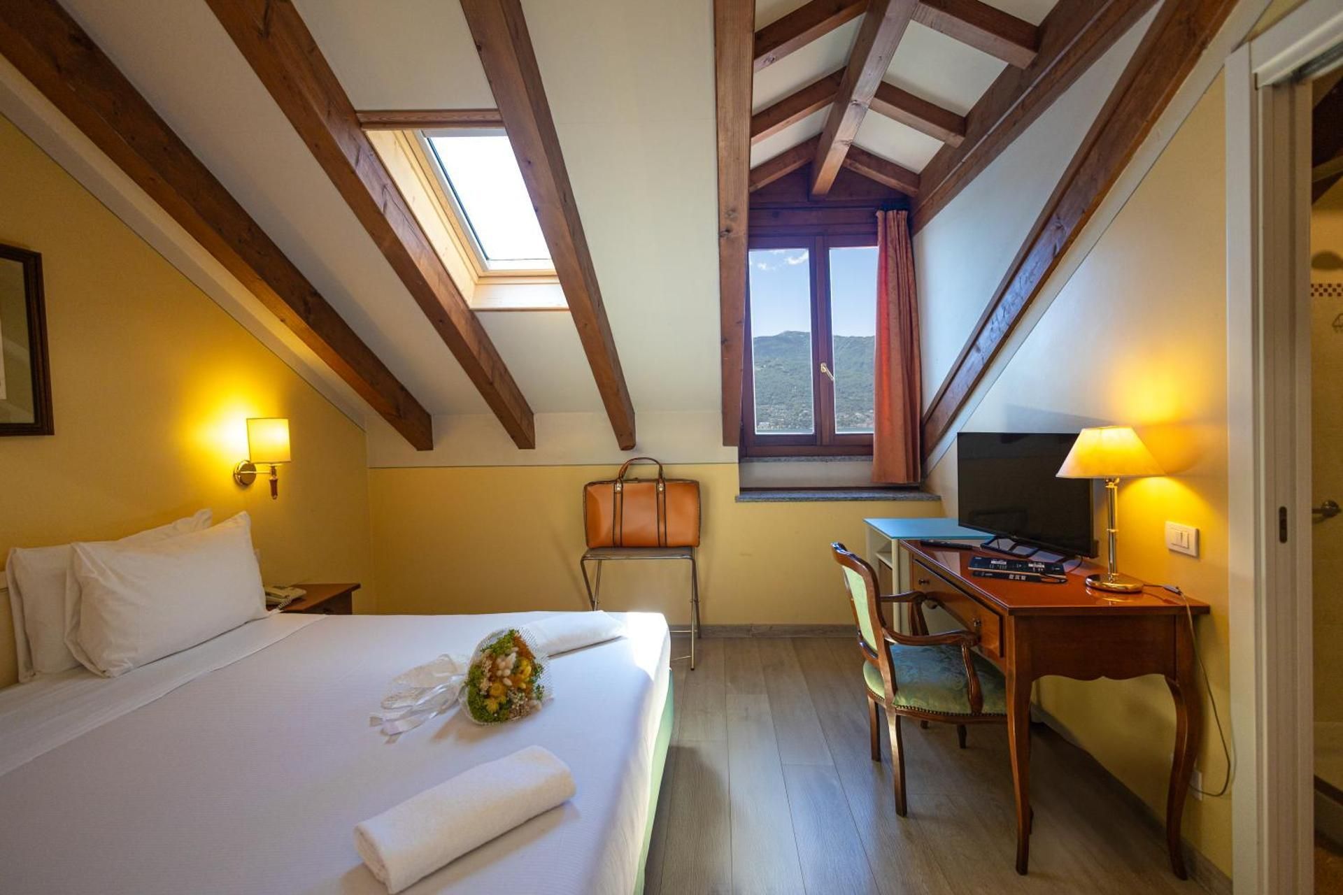 Attic Double or Twin Room with Lake View