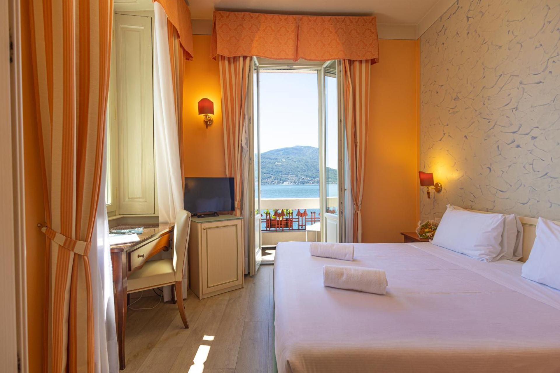 Deluxe Double or Twin Room with Balcony and Lake View