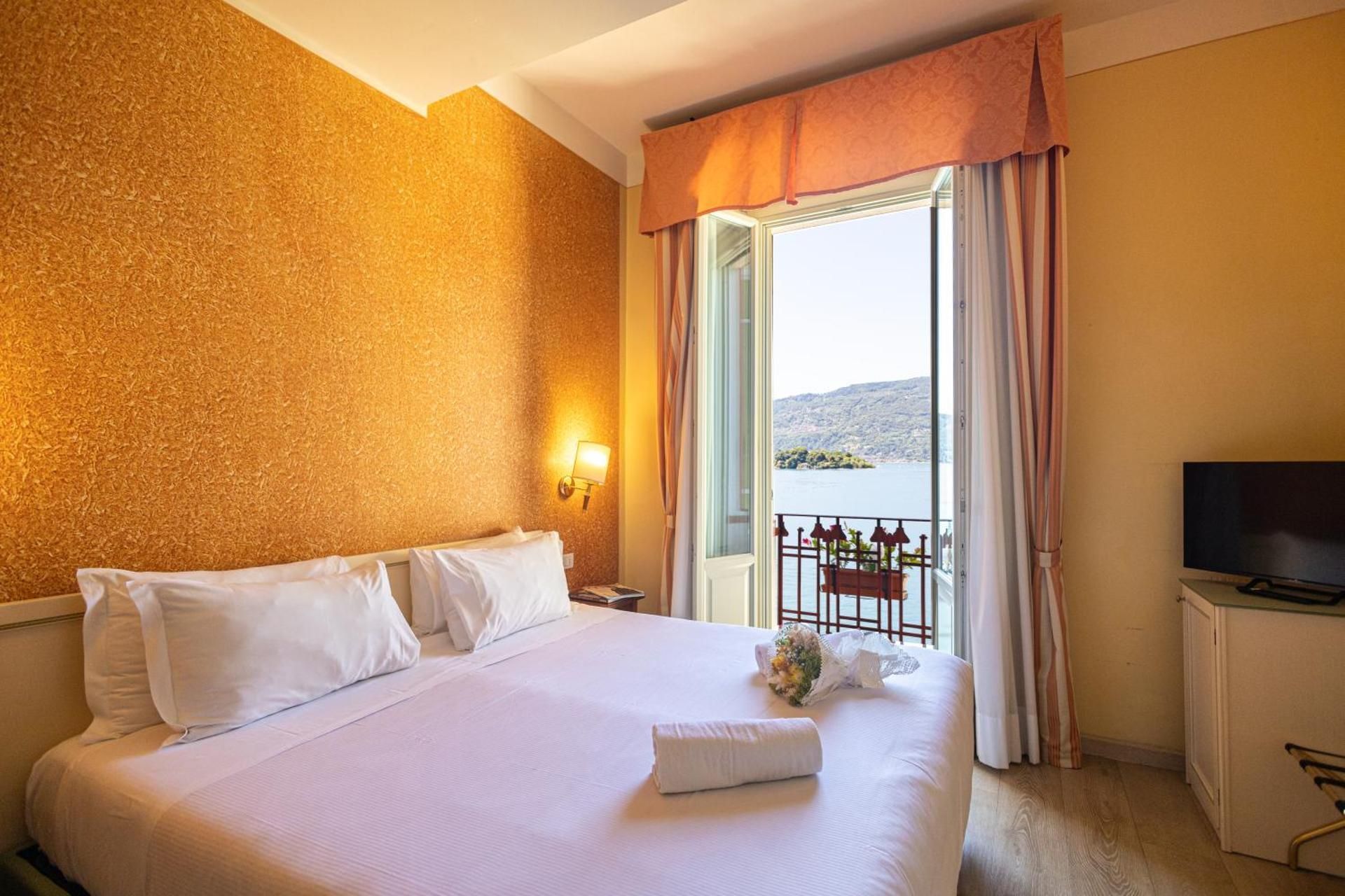 Deluxe Double or Twin Room with Lake View
