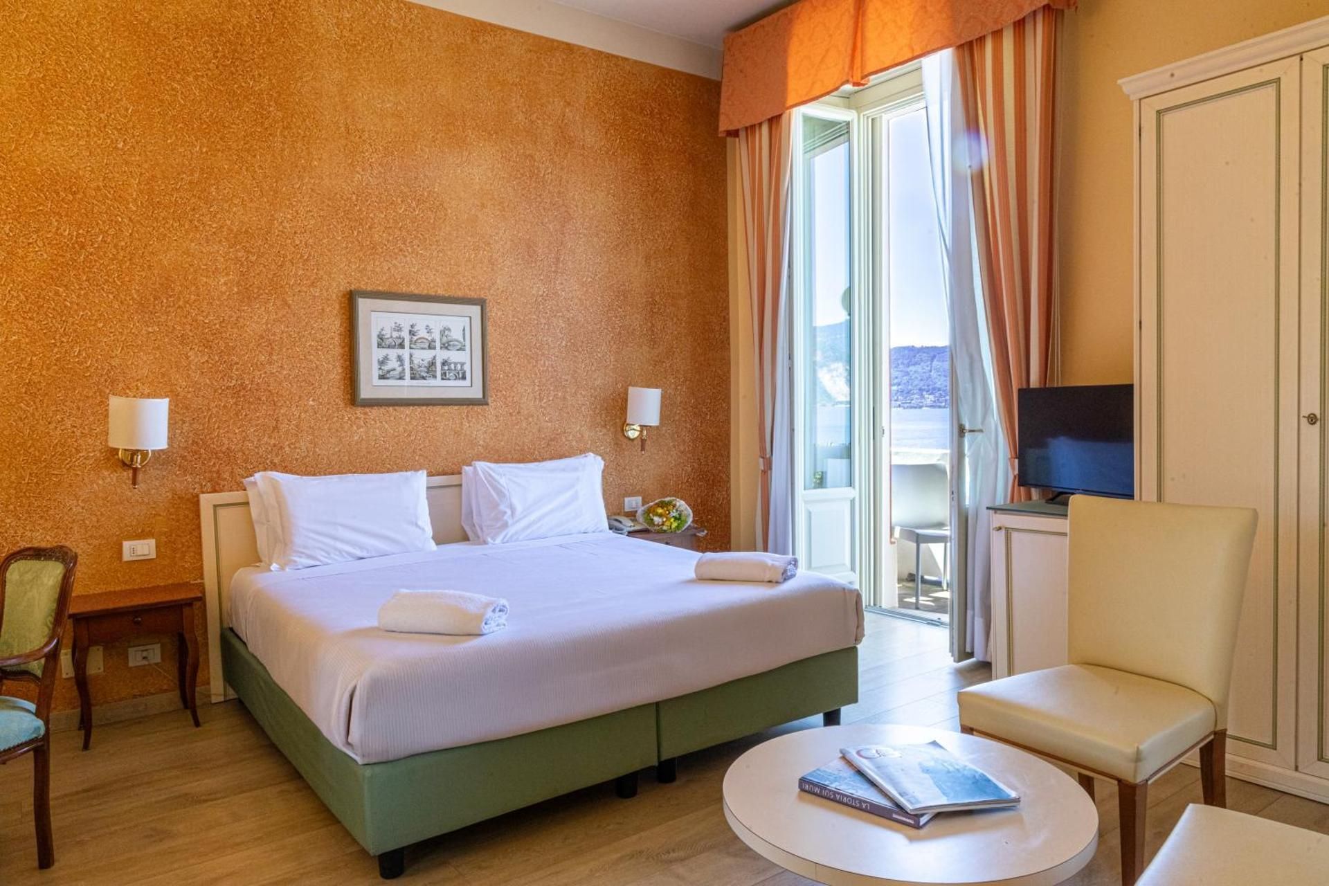 Deluxe Family Room with Balcony and Lake View