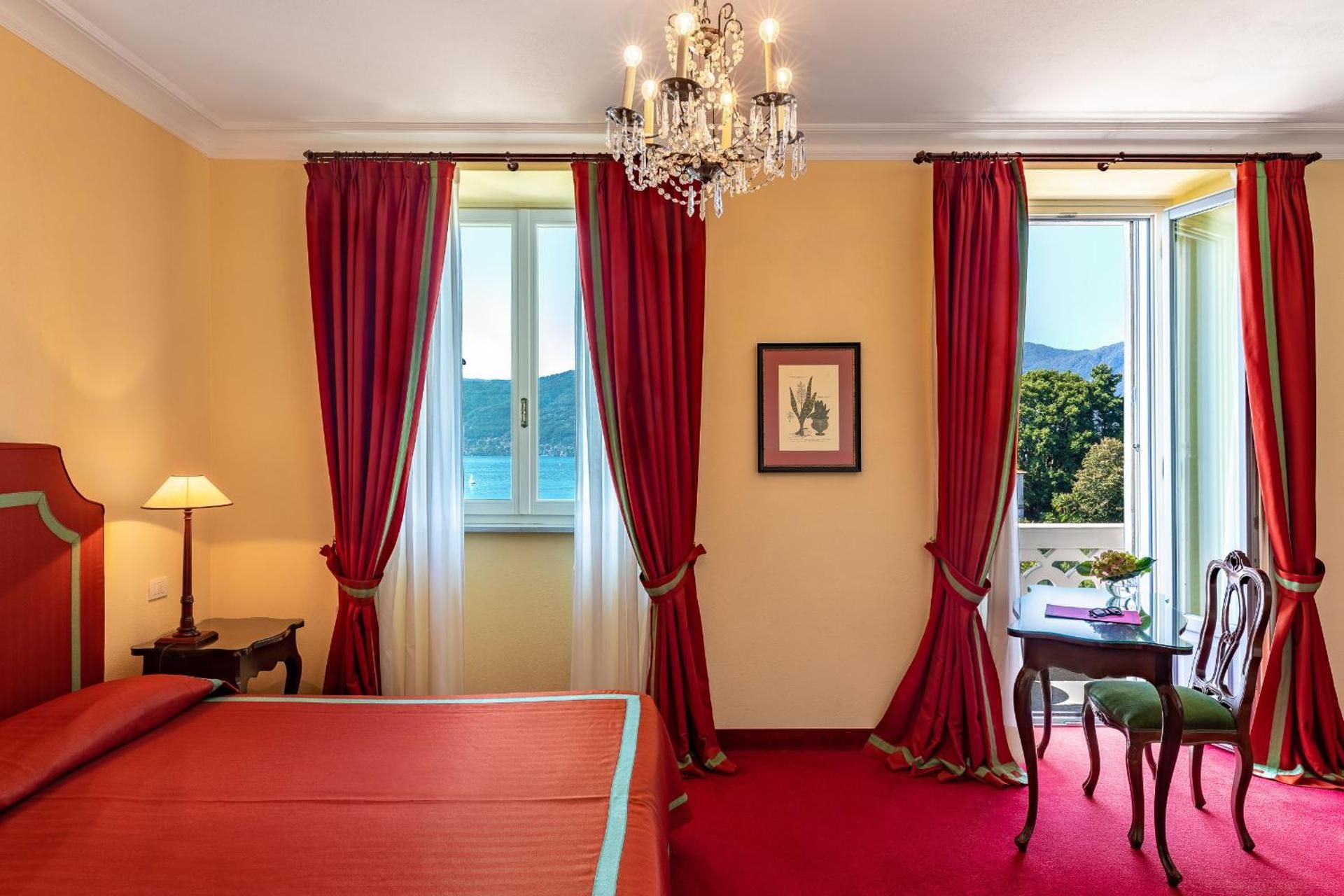 Deluxe Double Room with Partial Lake View