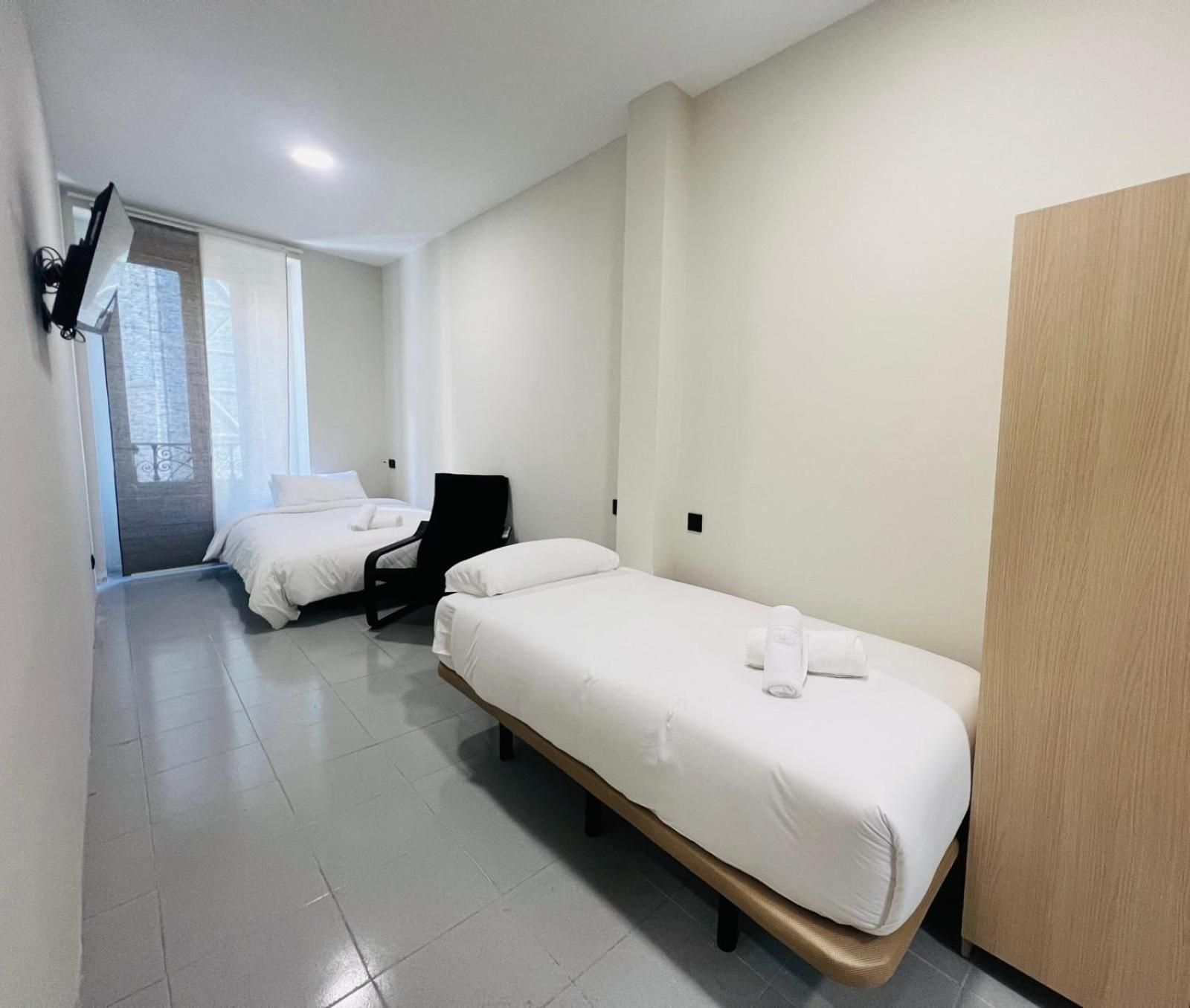 Montera Center Madrid Triple Room with Private Bathroom