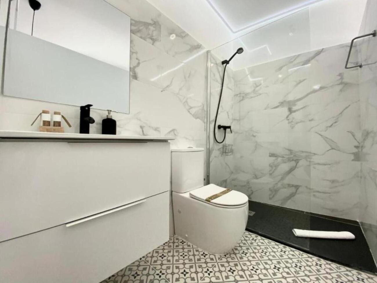 Montera Center Madrid Triple Room with Private Bathroom 2