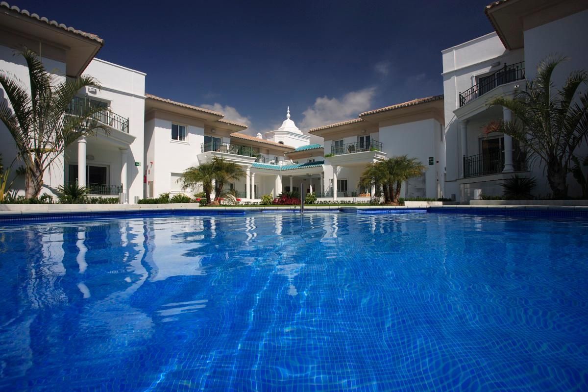 swimming pool [outdoor]