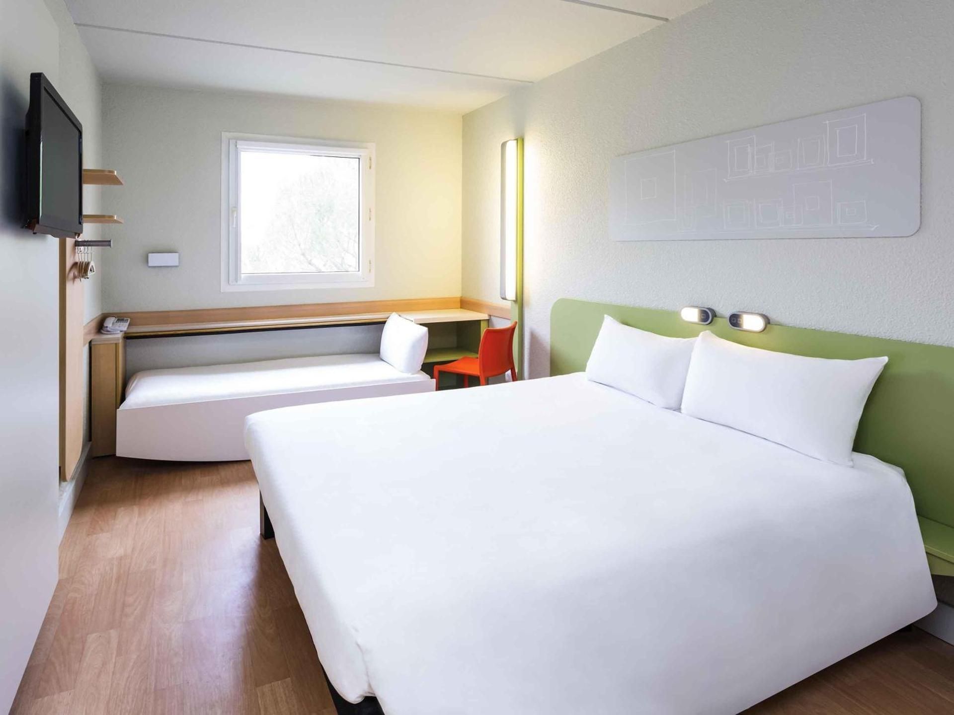 Room with a double bed and single bed
