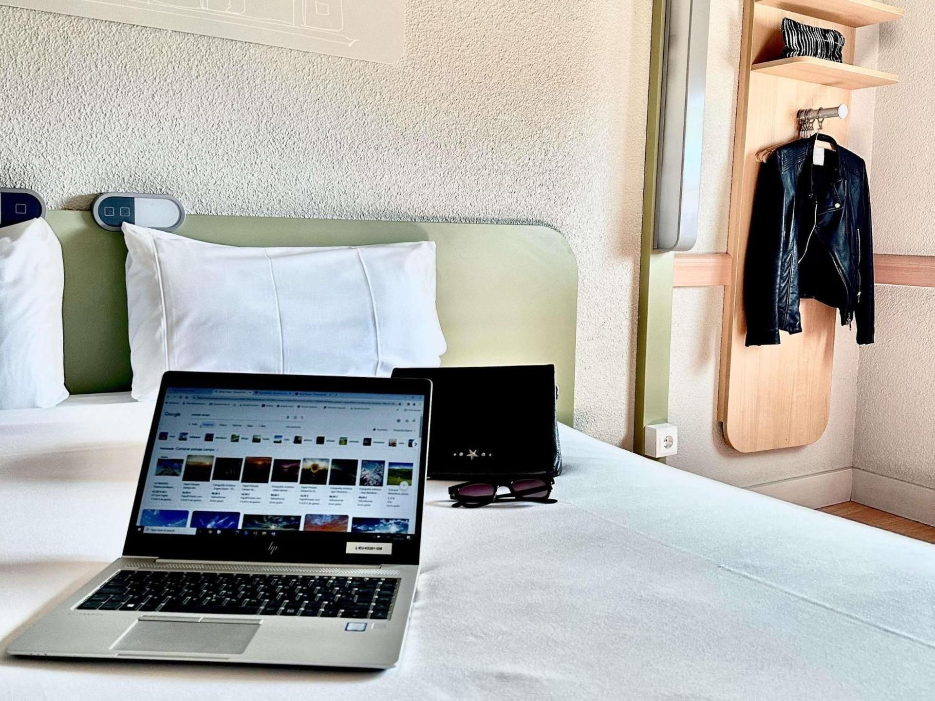 Room with a double bed and single bed