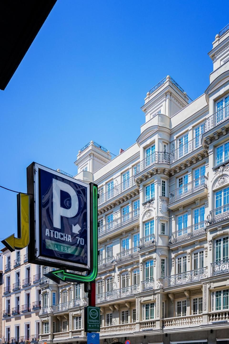 Exclusive quietness in the heart of Madrid with Public Parking, Breakfast, 2 bathrooms