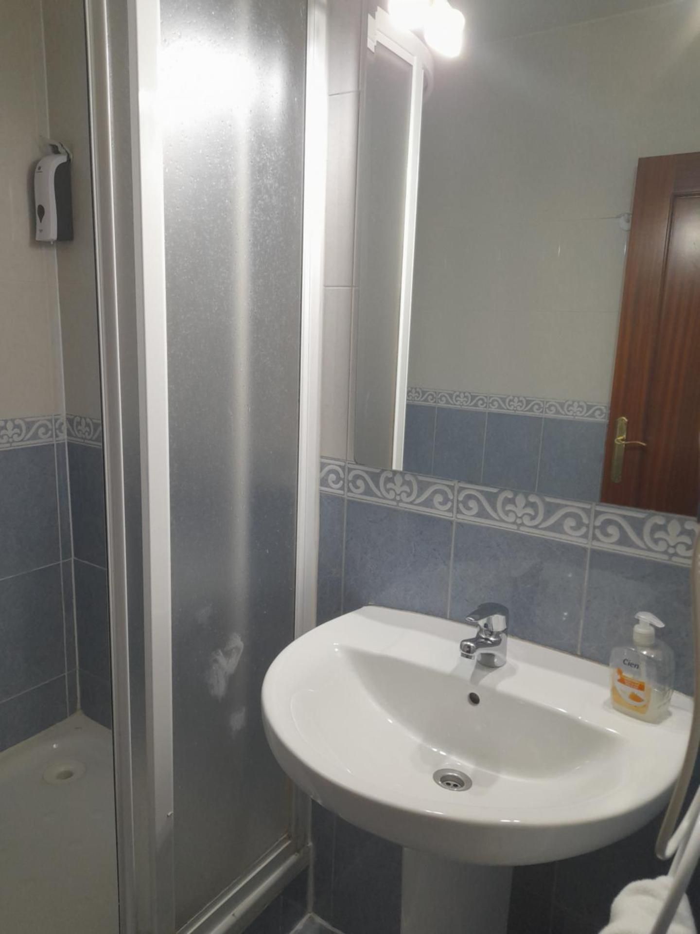 Budget Single Room with Shared Bathroom