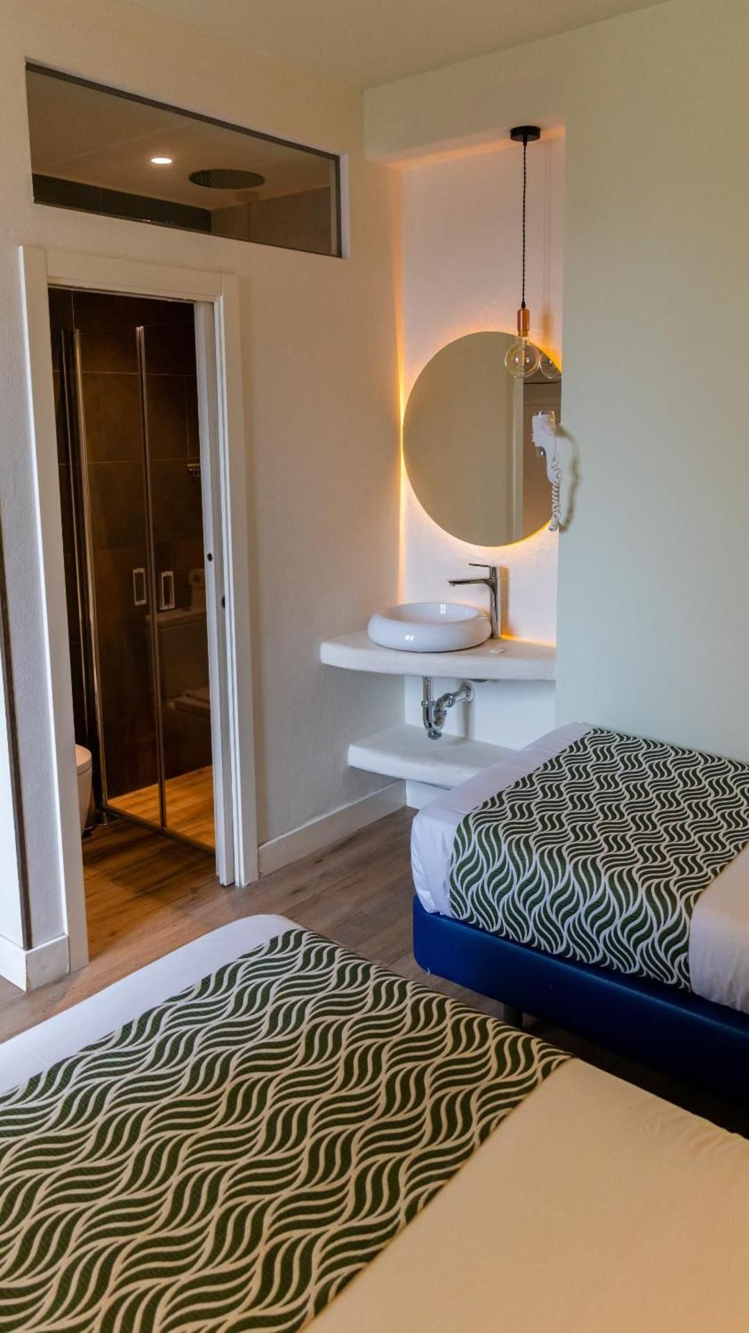 Hostal Charlotte-Gran Via Basic Triple Room 2