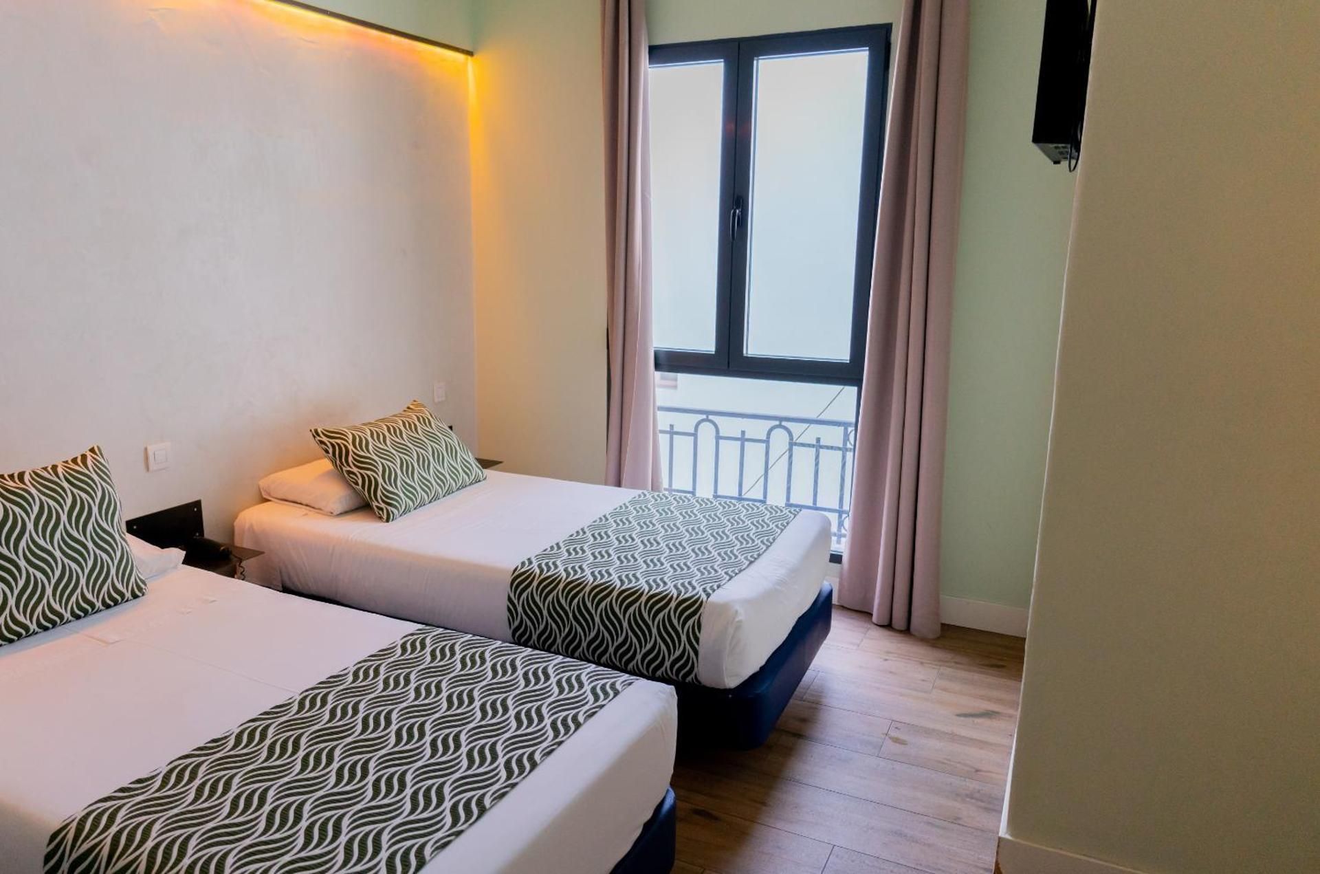 Hostal Charlotte-Gran Via Twin Room with Private Bathroom