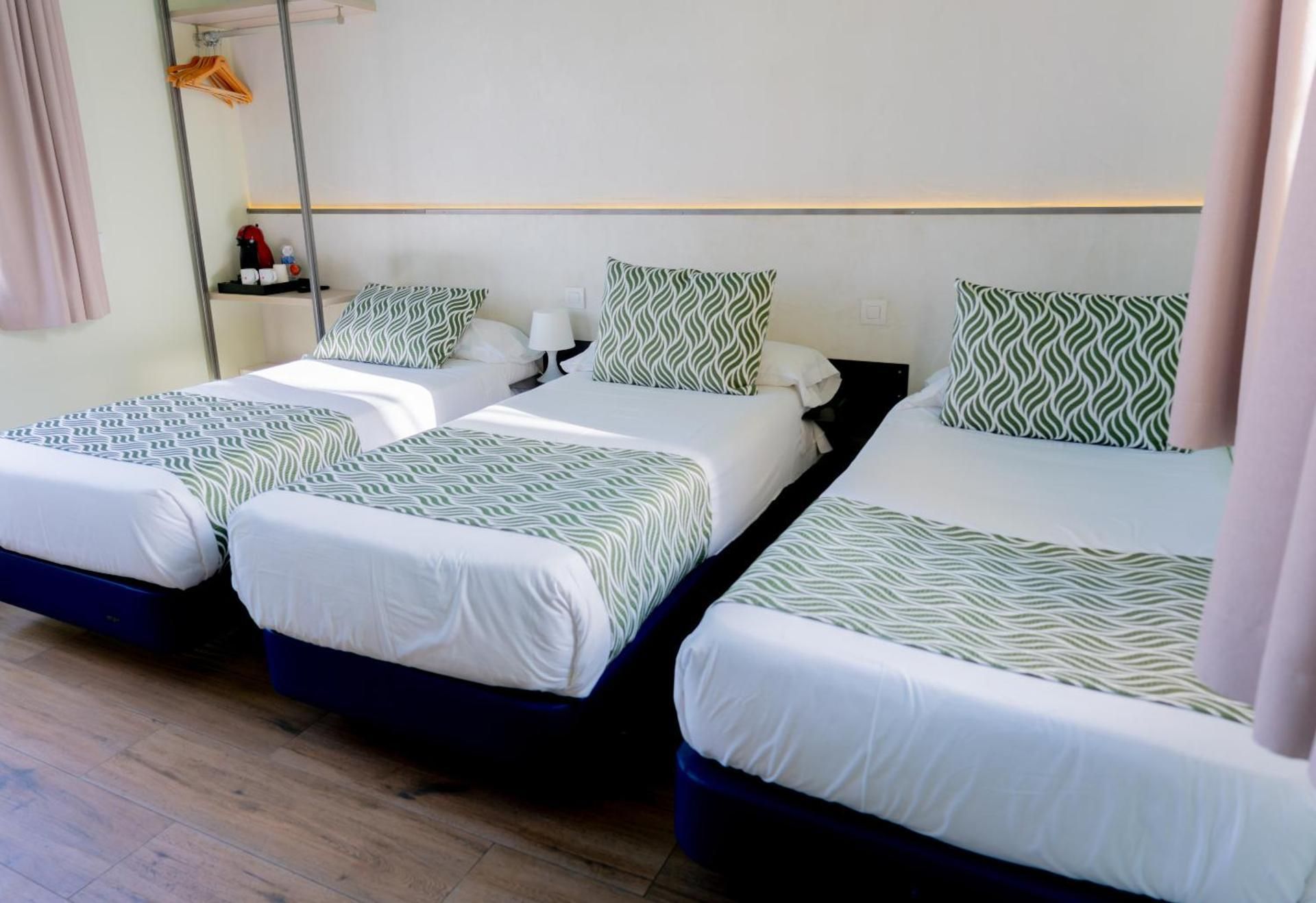 Hostal Charlotte-Gran Via Economy Triple Room 2