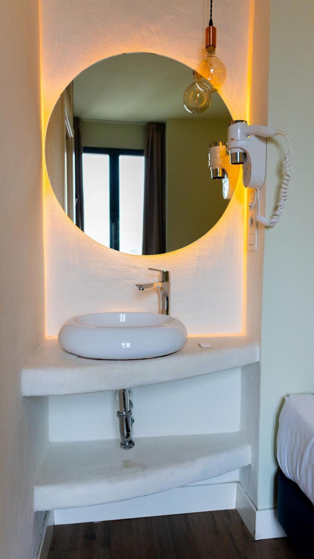 Hostal Charlotte-Gran Via Basic Triple Room 3