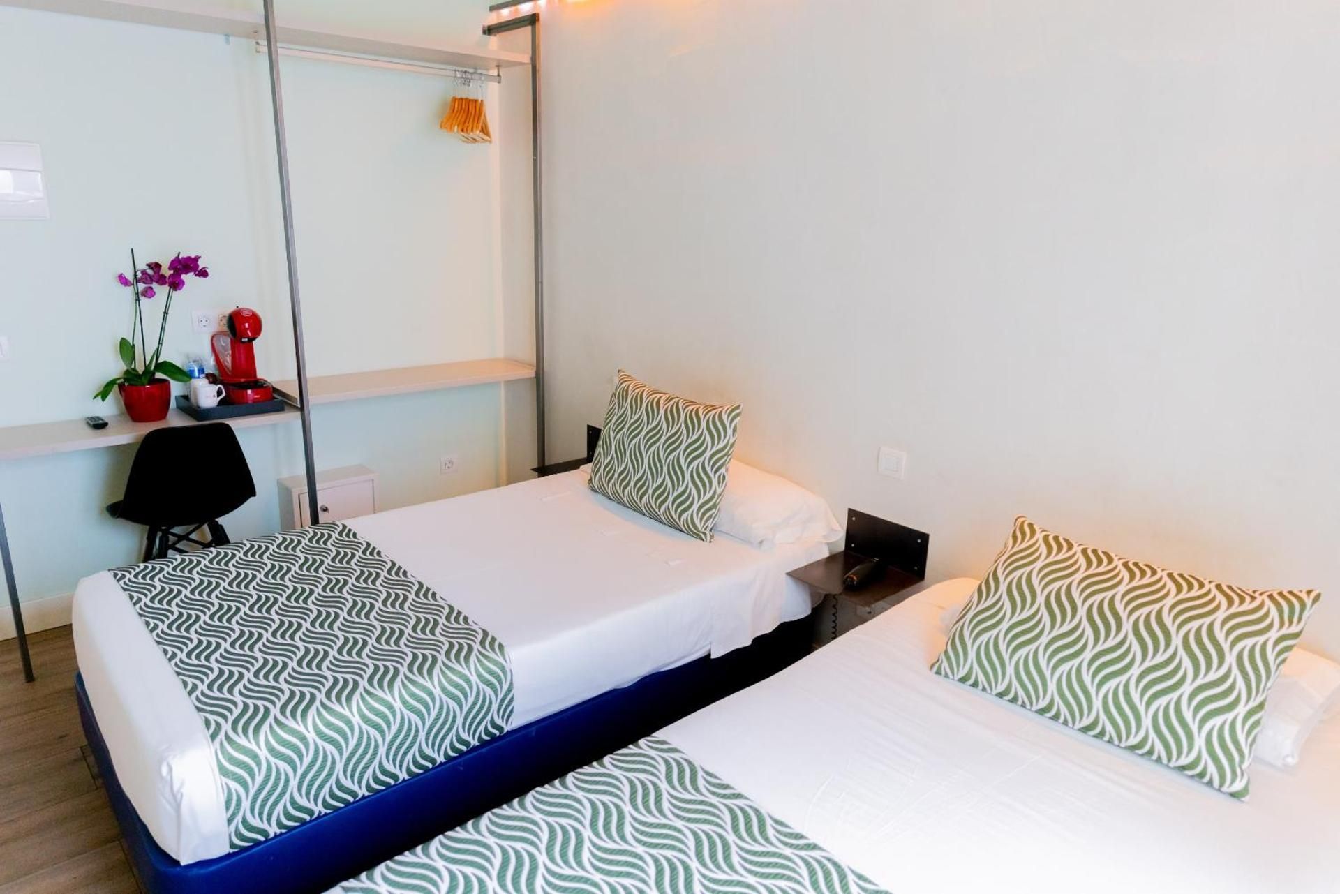 Hostal Charlotte-Gran Via Twin Room with Private Bathroom 2