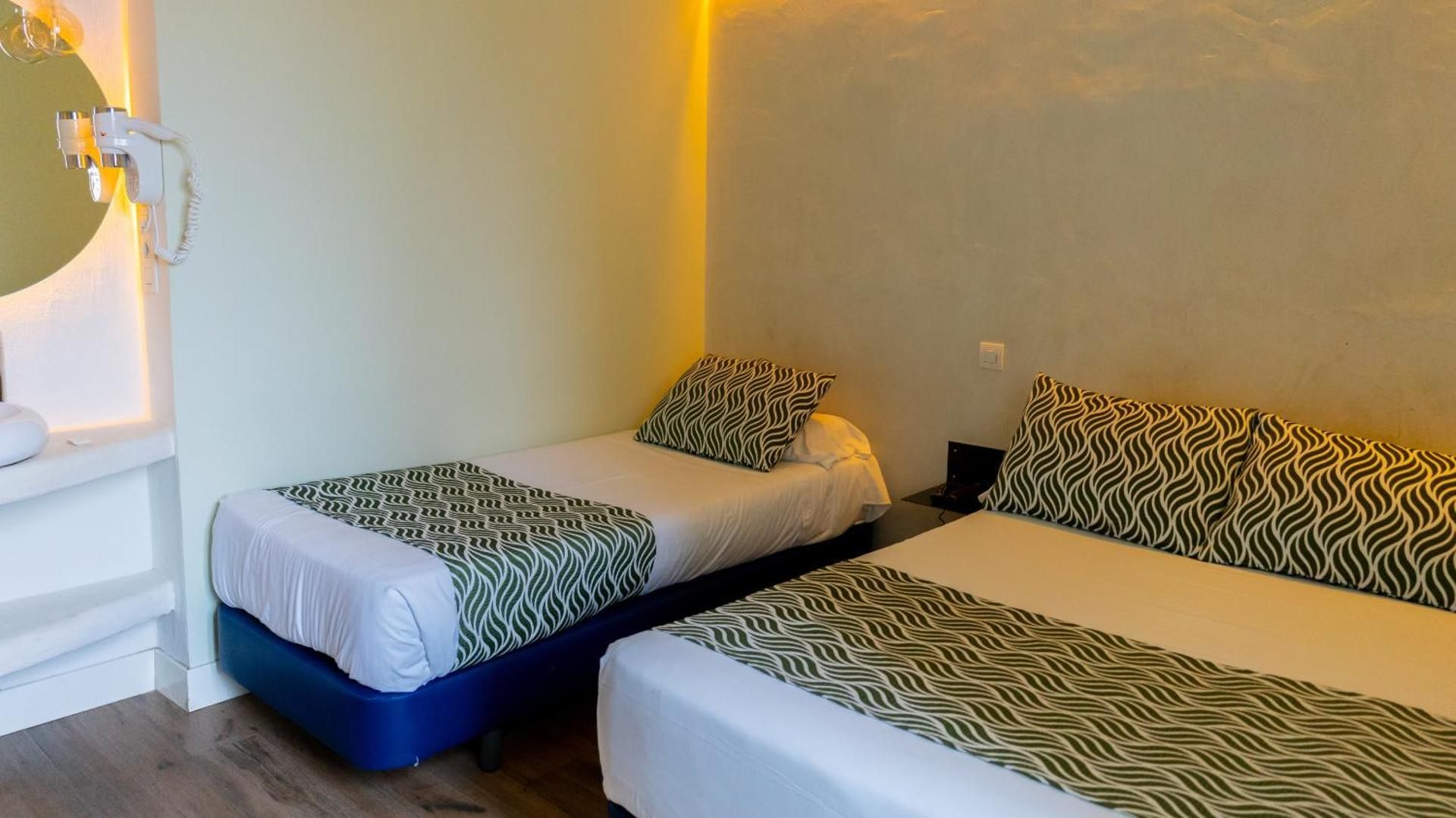 Hostal Charlotte-Gran Via Basic Triple Room