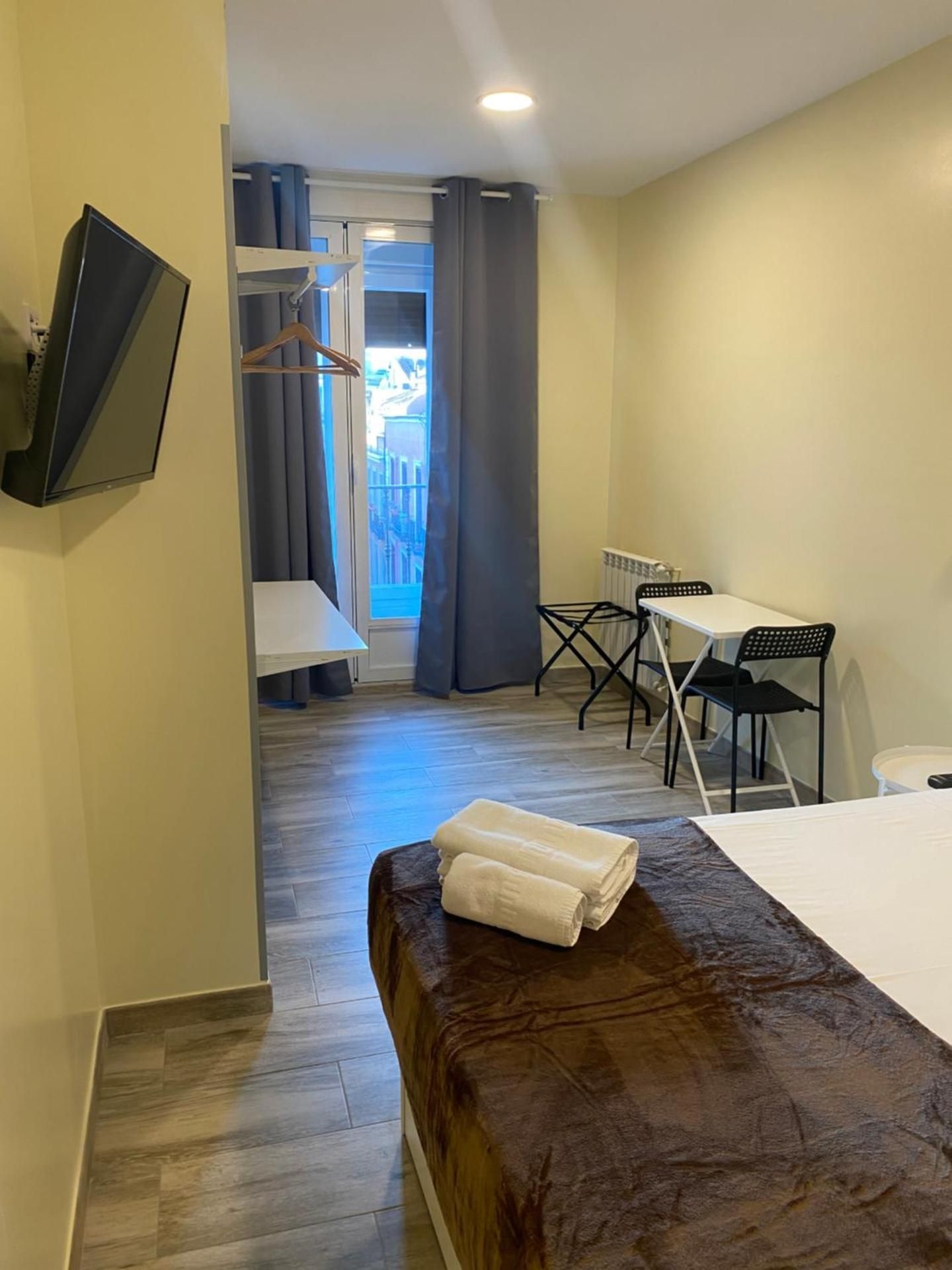 Hostal Oliver Deluxe Double Room with Balcony 3