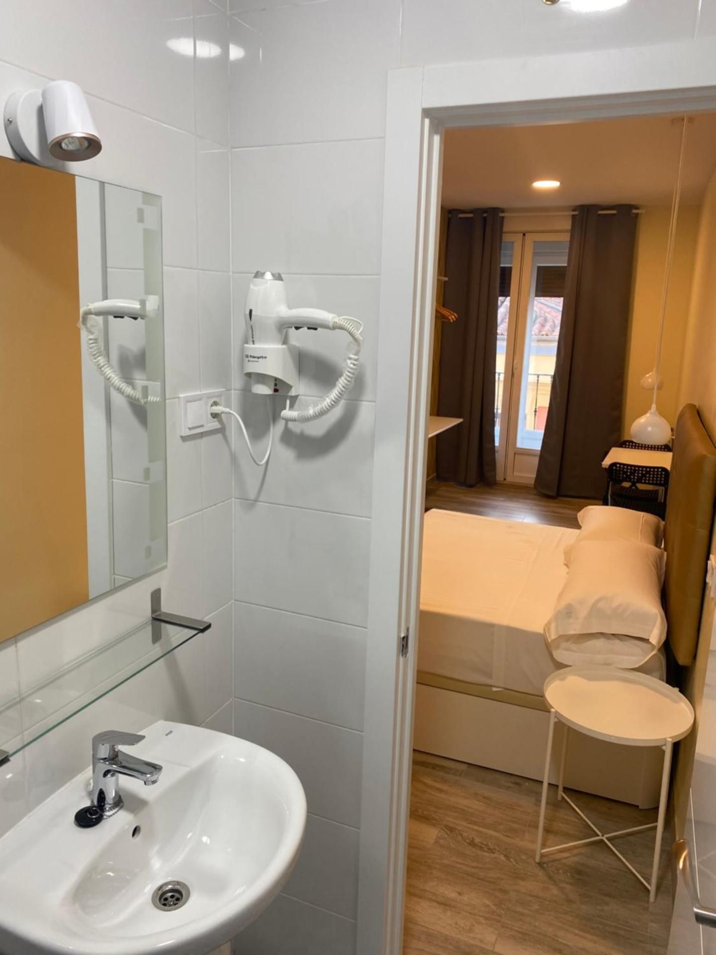 Hostal Oliver Deluxe Double Room with Balcony 2