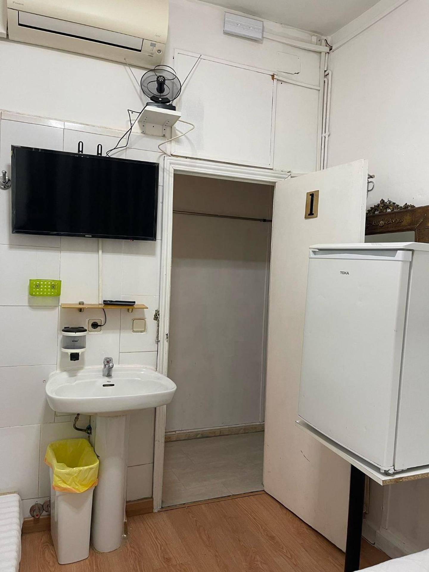 HOSTAL DANIEL Quadruple Room with Shared Bathroom 2