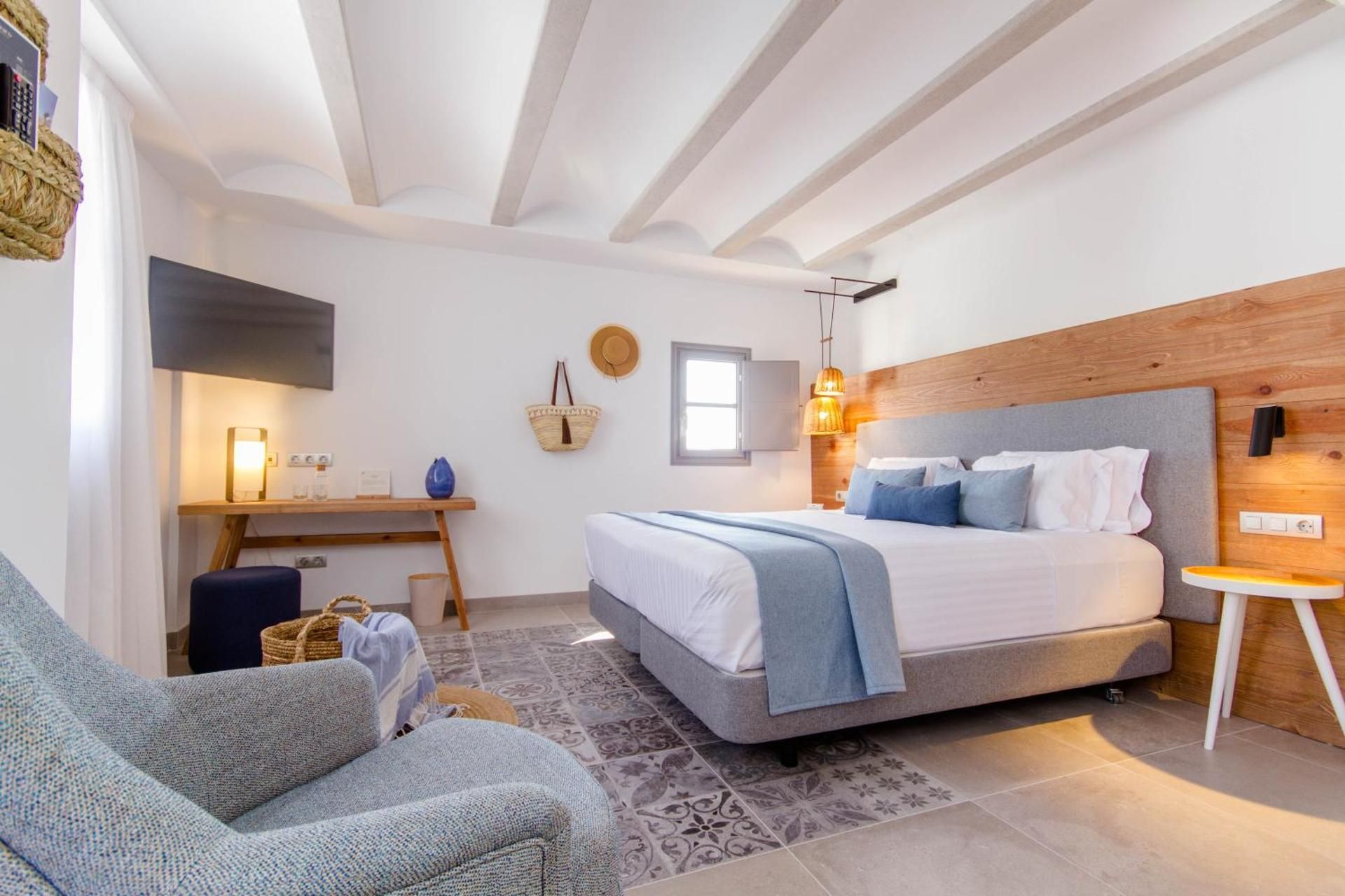 Deluxe Double Room with Side Mountain View