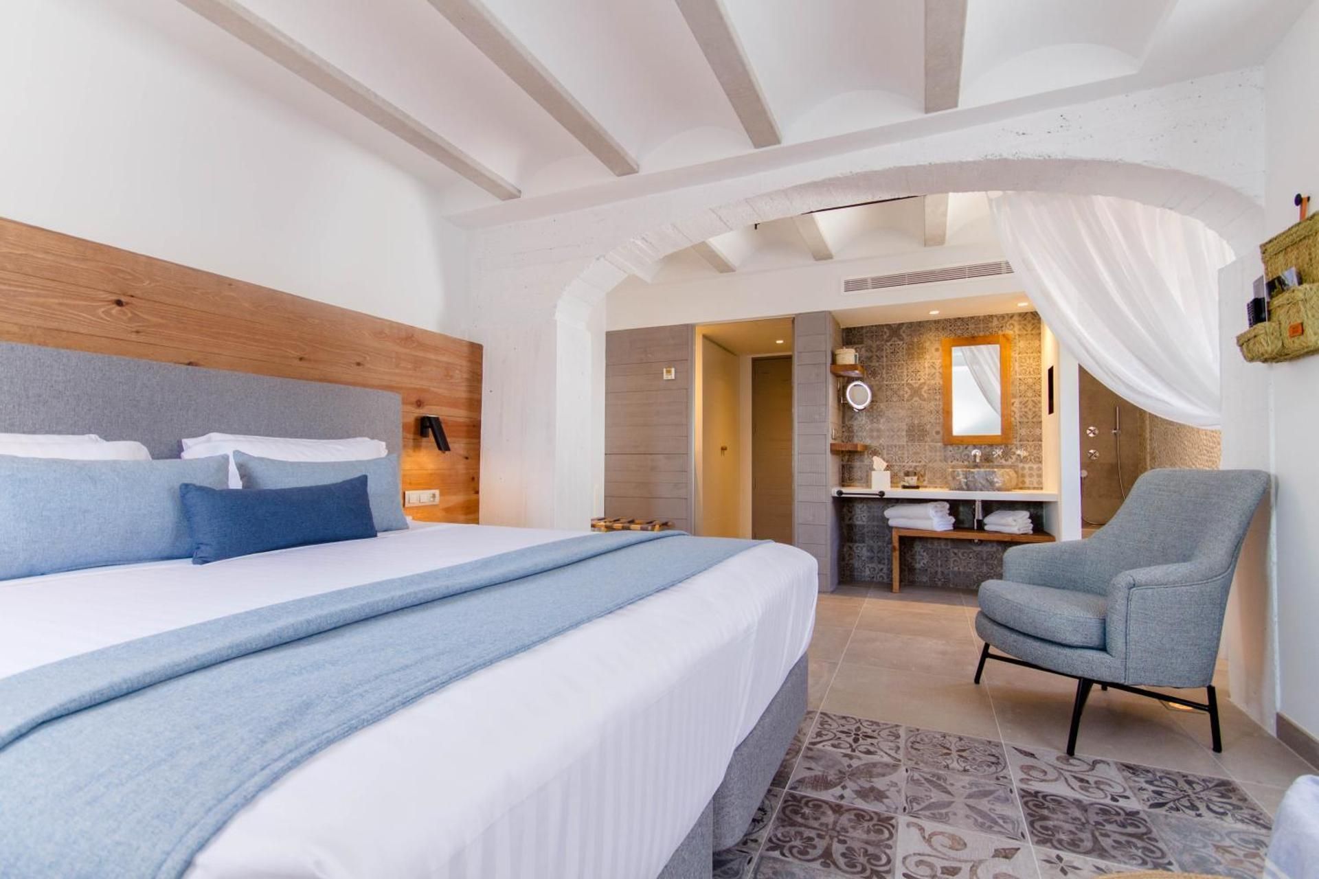 Deluxe Double Room with Side Mountain View