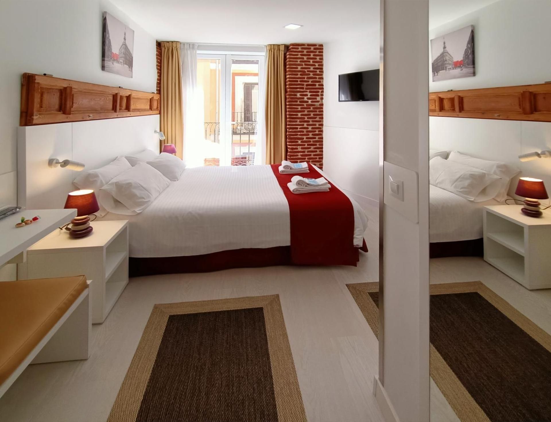 Hostal Royal Cruz Double Room with Balcony