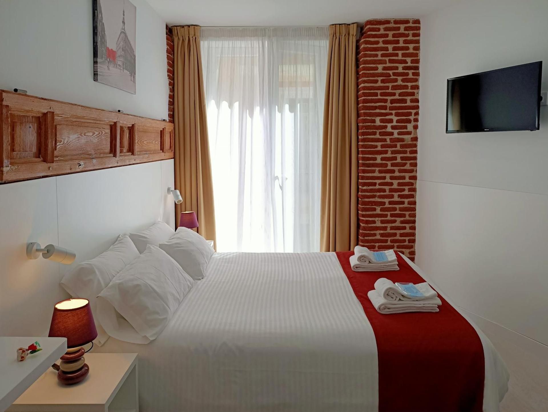Hostal Royal Cruz Double Room with Balcony 2