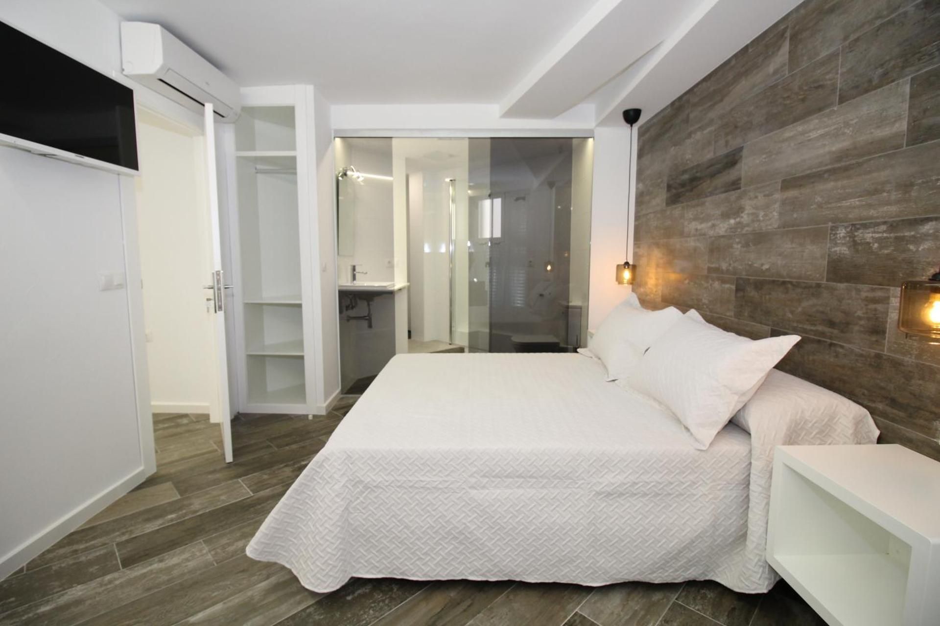 Deluxe Double Room (can add extra bed)