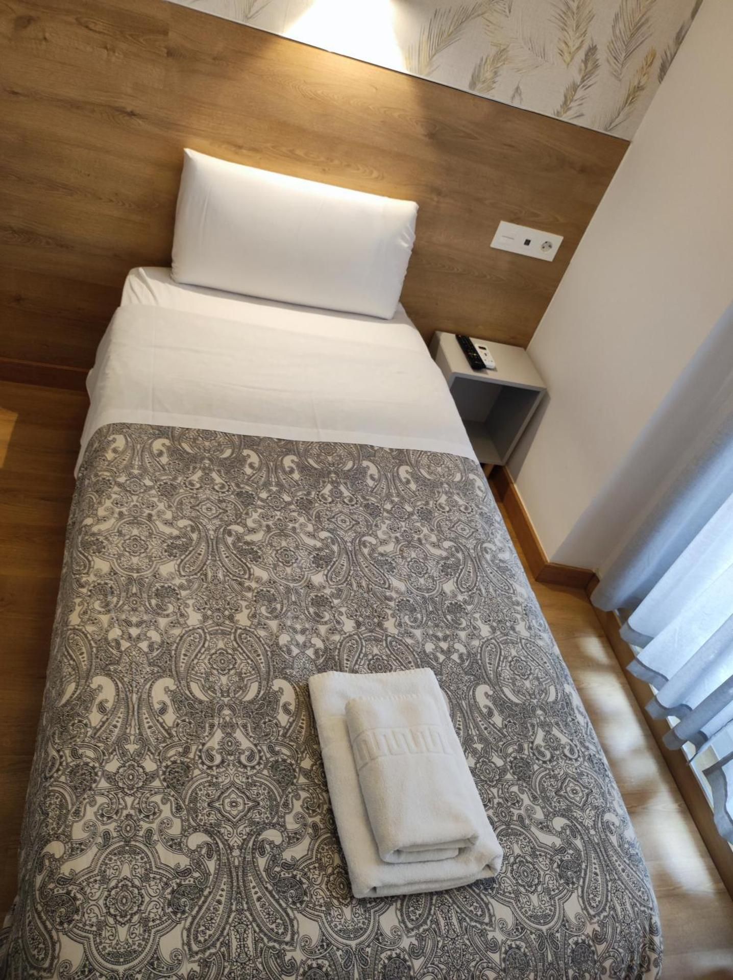 Single Exterior Room