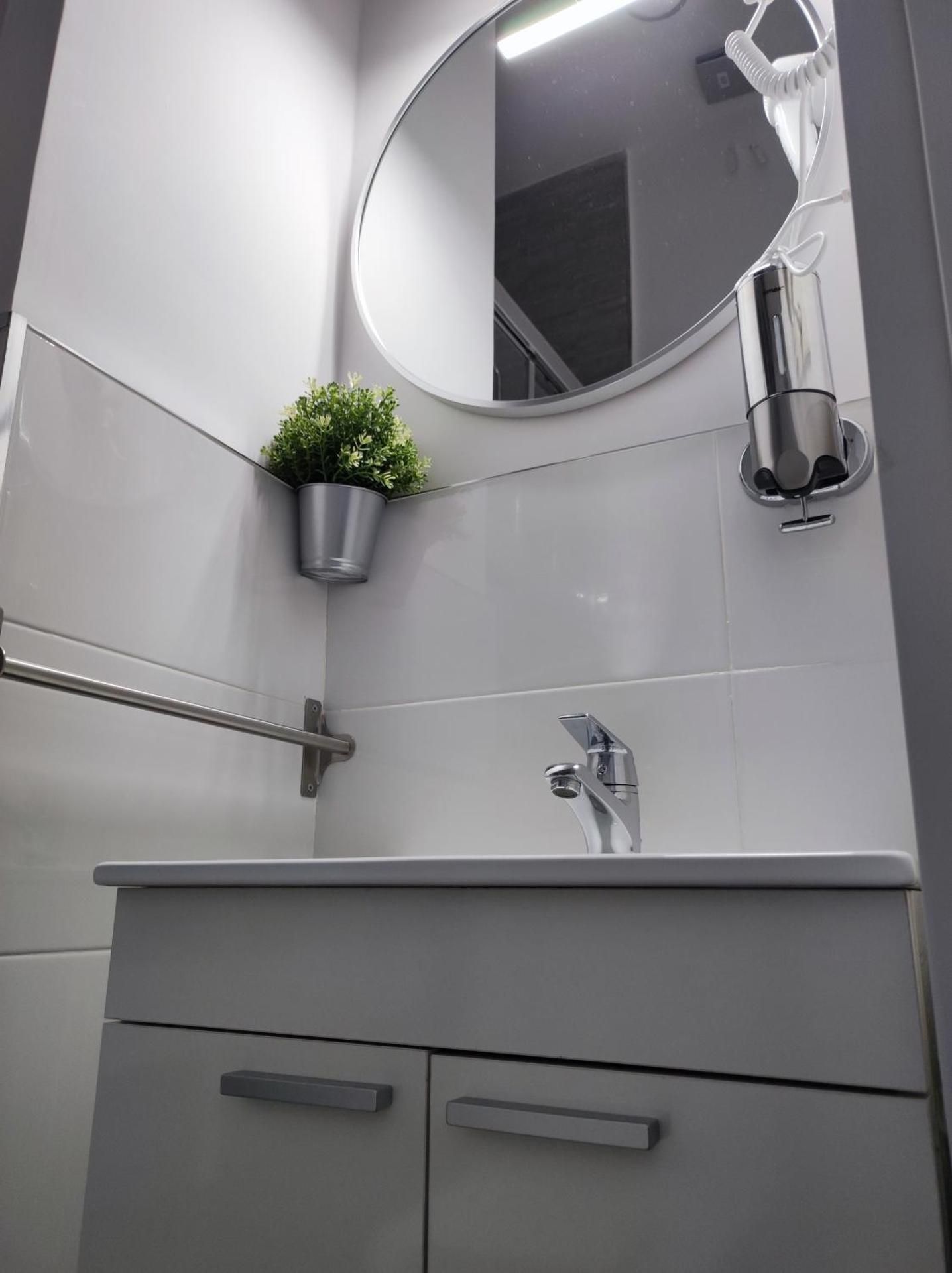 Single Exterior Room