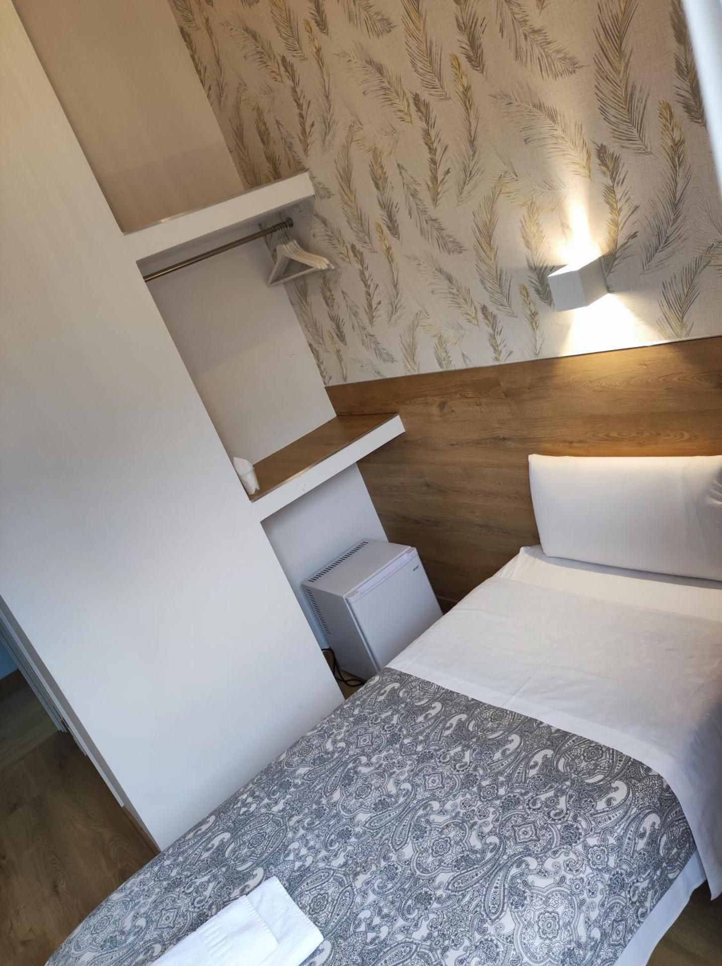 Single Exterior Room