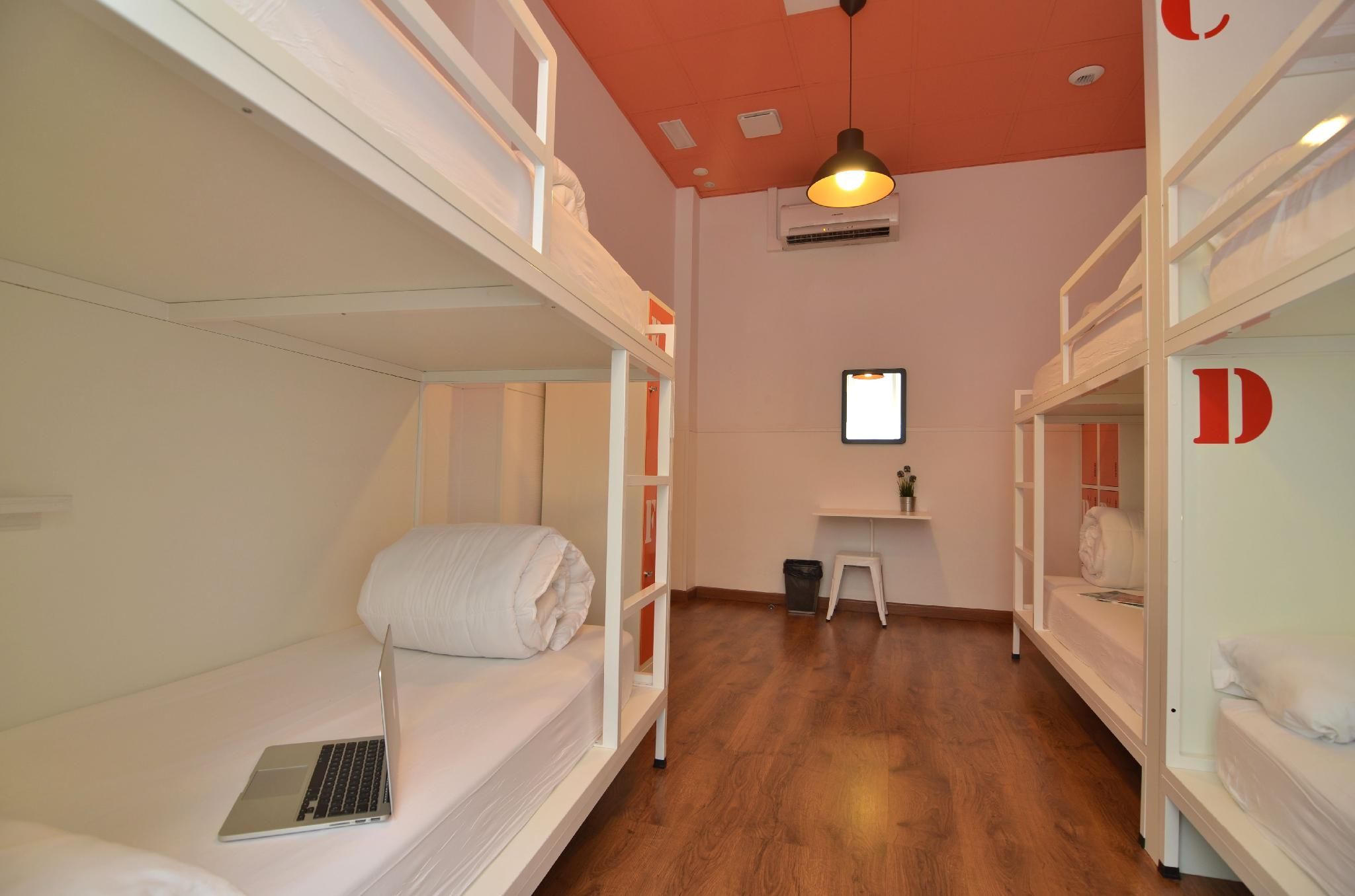 6 People in 3-Bunk Bed Dormitory with Shared Bathroom - Female Only