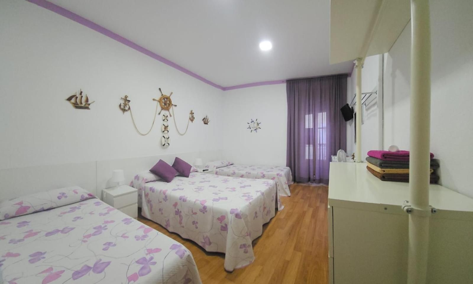 Quadruple with Shared Bathroom 