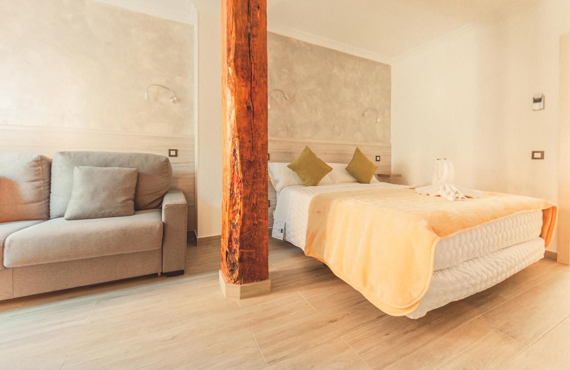 Atocha28 Superior Double Room with Balcony 2