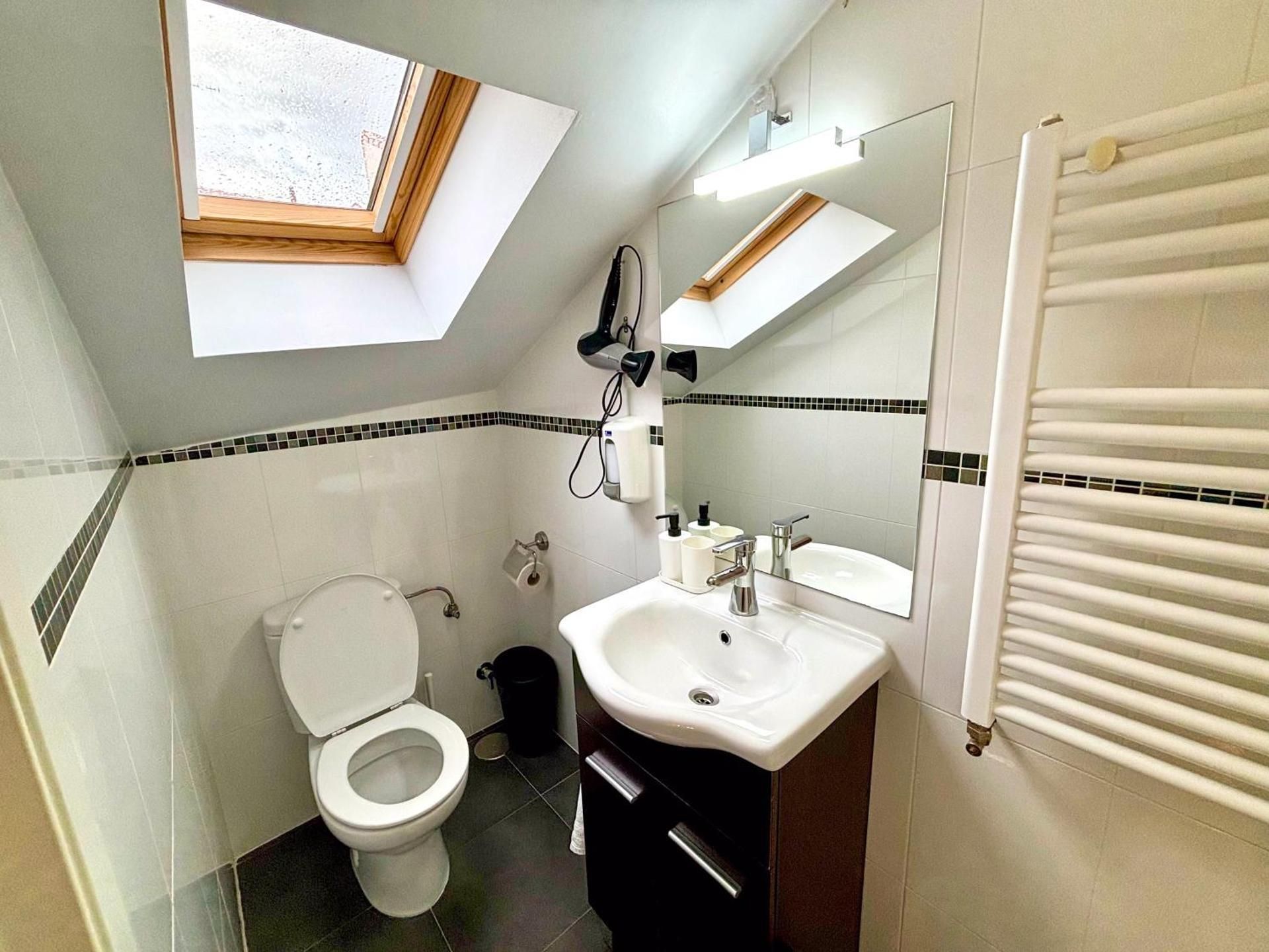 OneFam Madrid Double - Private Bathroom 3