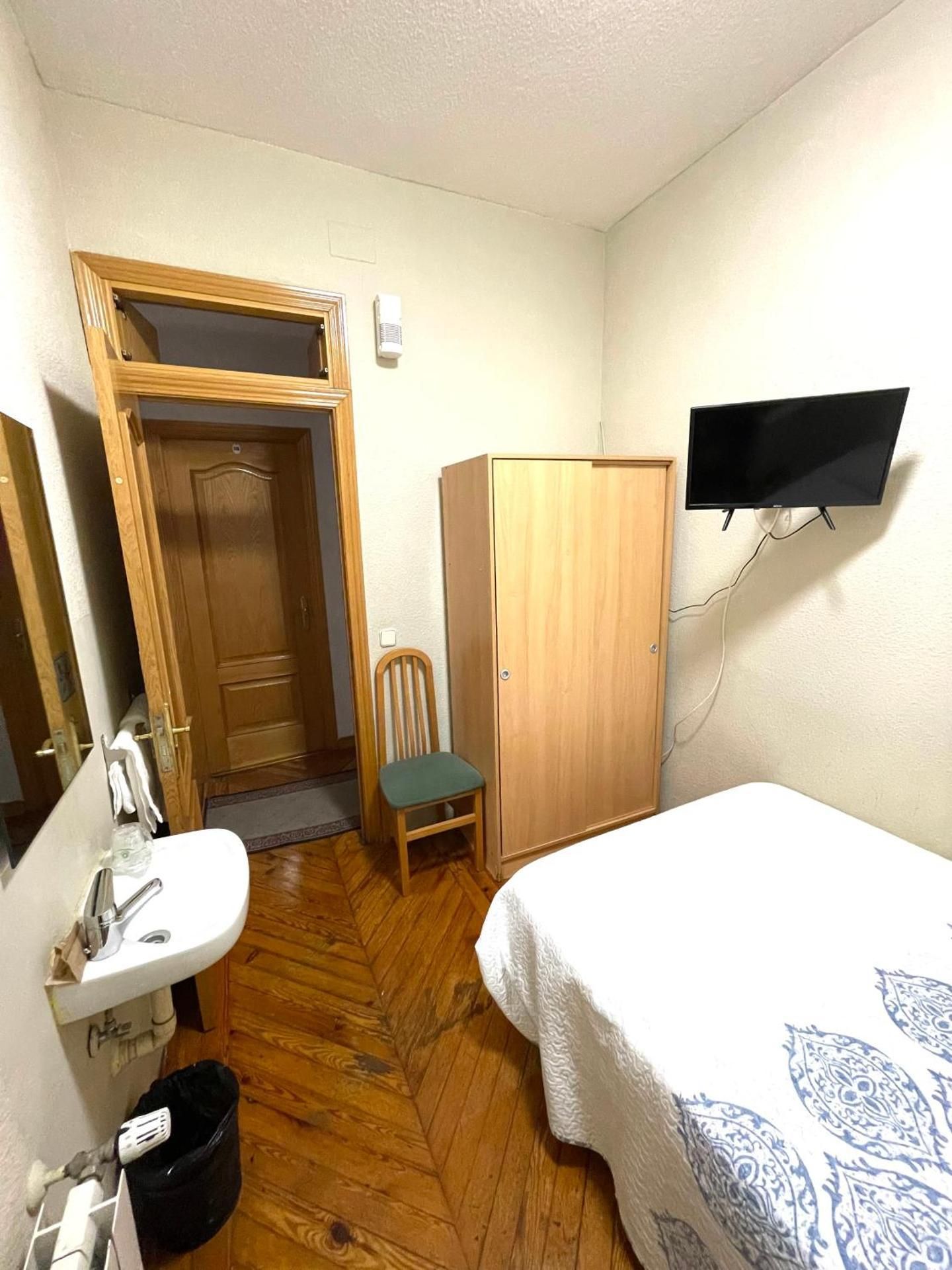 Single Room with Shared Bathroom